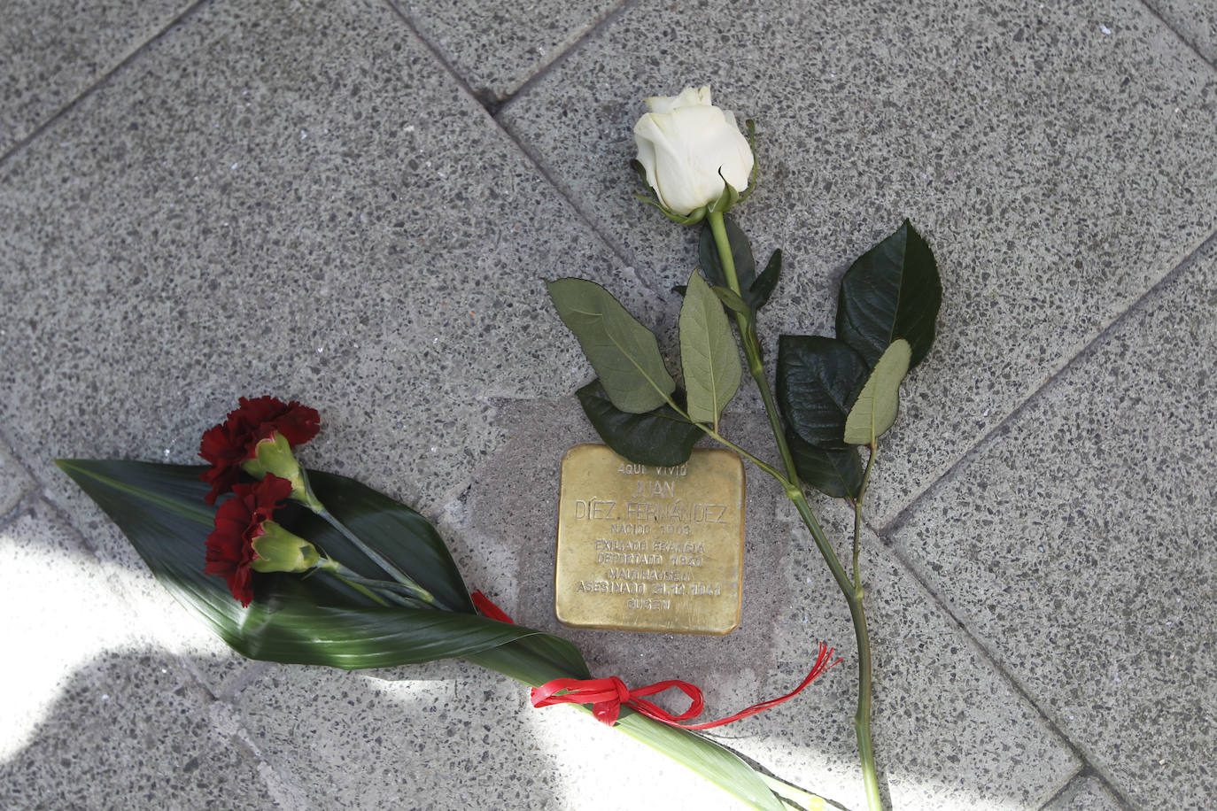 Una placa recuerda a cada uno de los deportados durante la Guerra Civil Española cerca del lugar en el que nacieron o residían en Gijón. En un acto por su recuerdo, los familiares de las víctimas han estado acompañados por la concejala de Memoria Histórica, Salomé Díaz. 