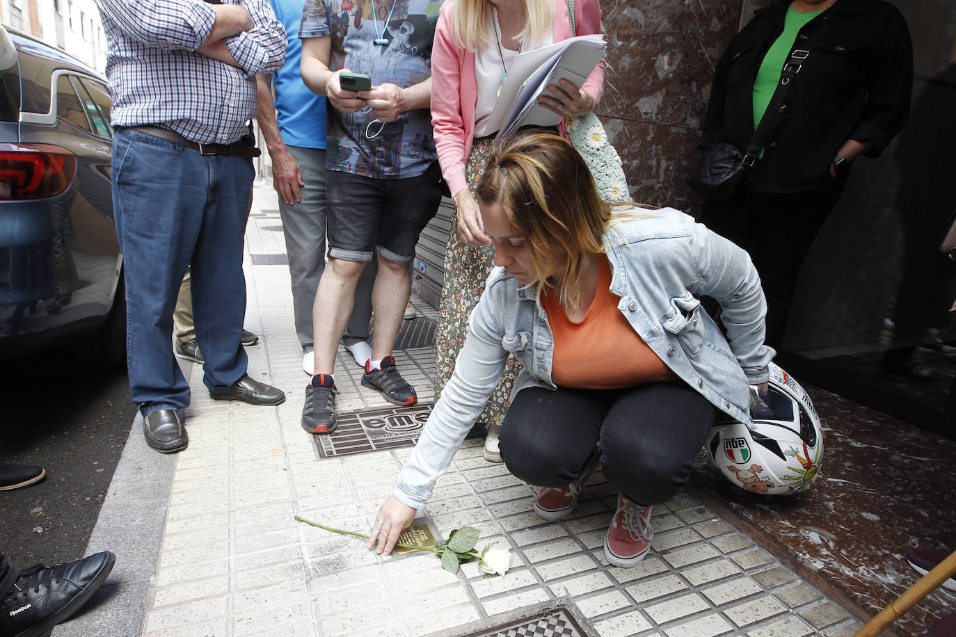 Una placa recuerda a cada uno de los deportados durante la Guerra Civil Española cerca del lugar en el que nacieron o residían en Gijón. En un acto por su recuerdo, los familiares de las víctimas han estado acompañados por la concejala de Memoria Histórica, Salomé Díaz. 