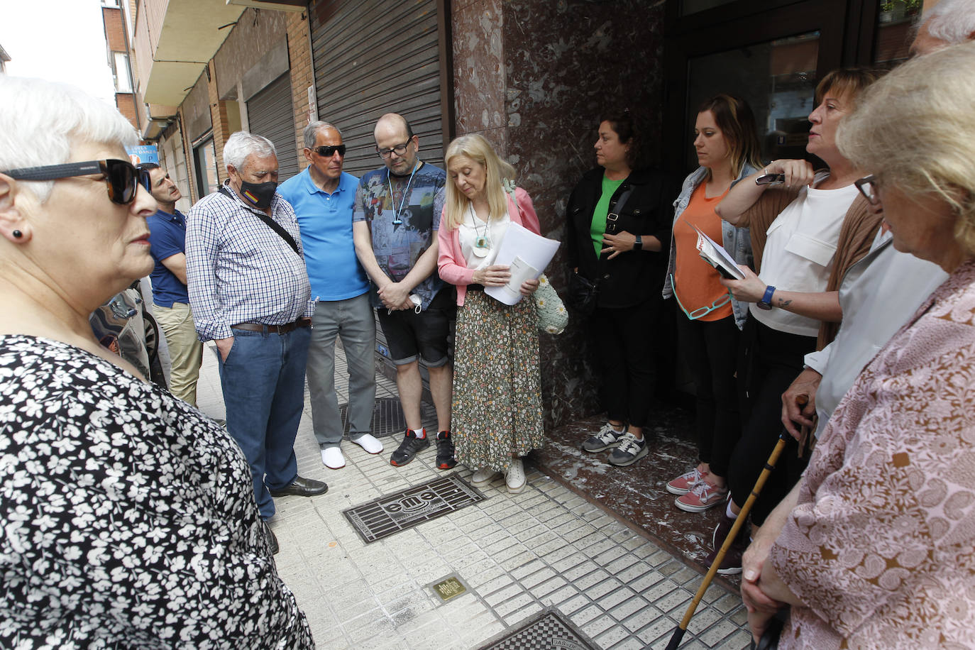 Una placa recuerda a cada uno de los deportados durante la Guerra Civil Española cerca del lugar en el que nacieron o residían en Gijón. En un acto por su recuerdo, los familiares de las víctimas han estado acompañados por la concejala de Memoria Histórica, Salomé Díaz. 