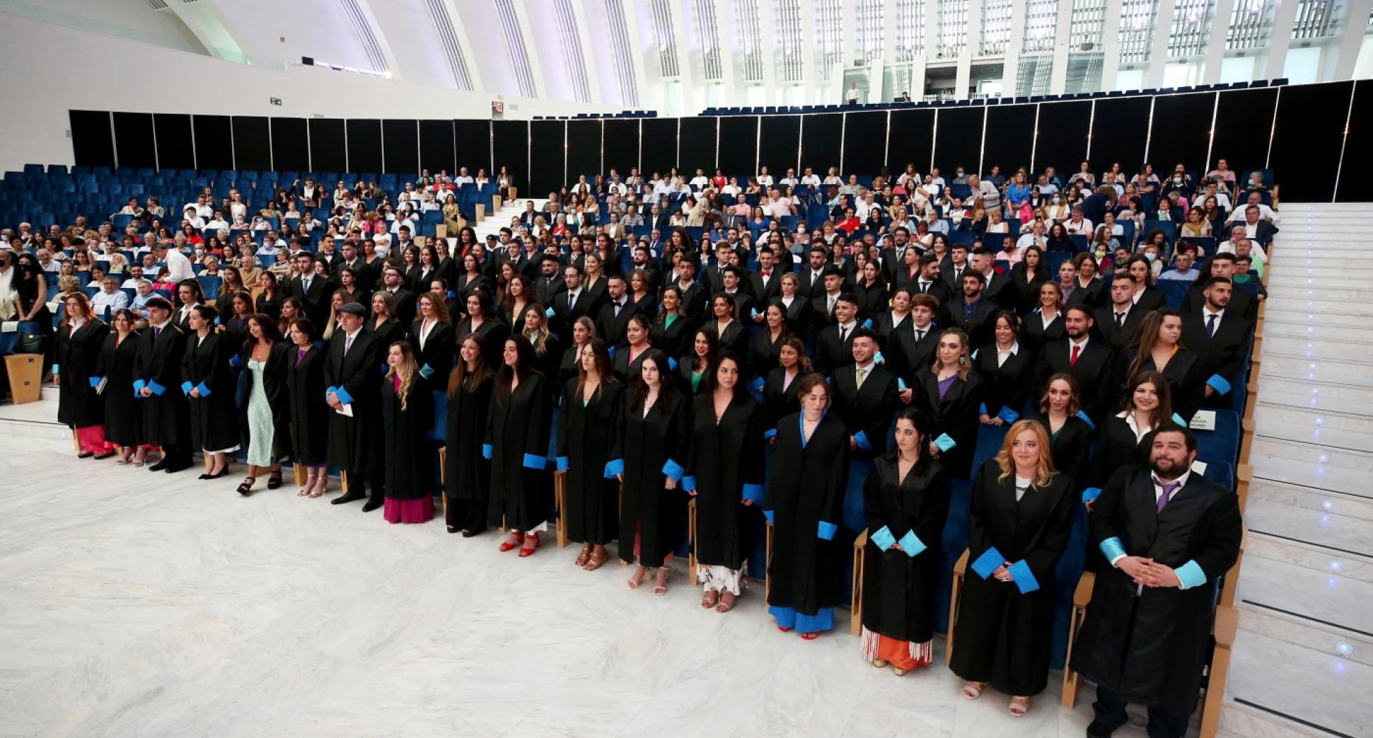 Con toga. Los graduados en el Palacio de Congresos. fotos: alex piñaArropados. Las familias no se lo perdieron. a. p.Bandas. Las autoridades encargadas de su imposición. a. p.