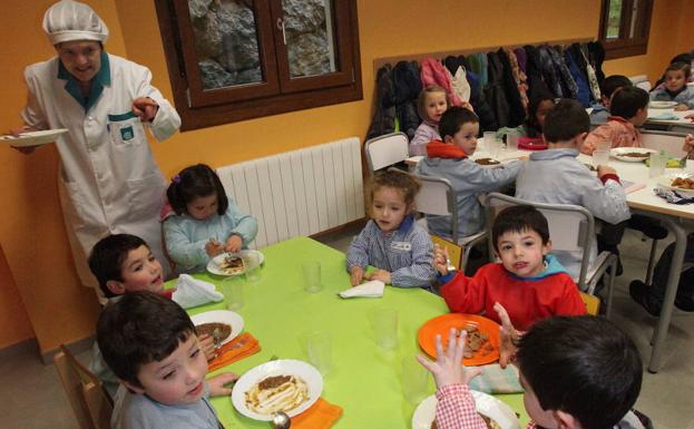 Niños en un comedor escolar.