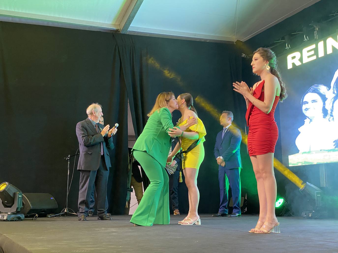 La programación arrancaba a las ocho de la tarde de este viernes con el pregón, a cargo del vicario general de la diócesis de Oviedo, Jorge Fernández Sangrador, en una abarrotada plaza Camila Beceña, donde tuvo lugar un emotivo homenaje a los 600 cangueses fallecidos durante la pandemia.