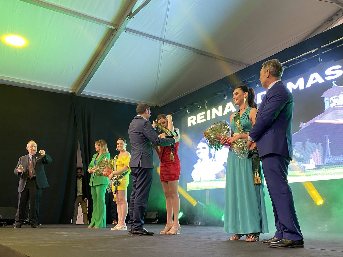 La programación arrancaba a las ocho de la tarde de este viernes con el pregón, a cargo del vicario general de la diócesis de Oviedo, Jorge Fernández Sangrador, en una abarrotada plaza Camila Beceña, donde tuvo lugar un emotivo homenaje a los 600 cangueses fallecidos durante la pandemia.