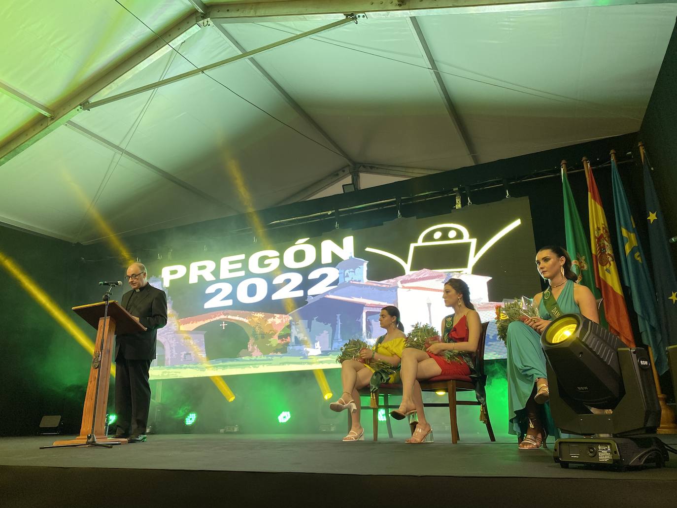 La programación arrancaba a las ocho de la tarde de este viernes con el pregón, a cargo del vicario general de la diócesis de Oviedo, Jorge Fernández Sangrador, en una abarrotada plaza Camila Beceña, donde tuvo lugar un emotivo homenaje a los 600 cangueses fallecidos durante la pandemia.