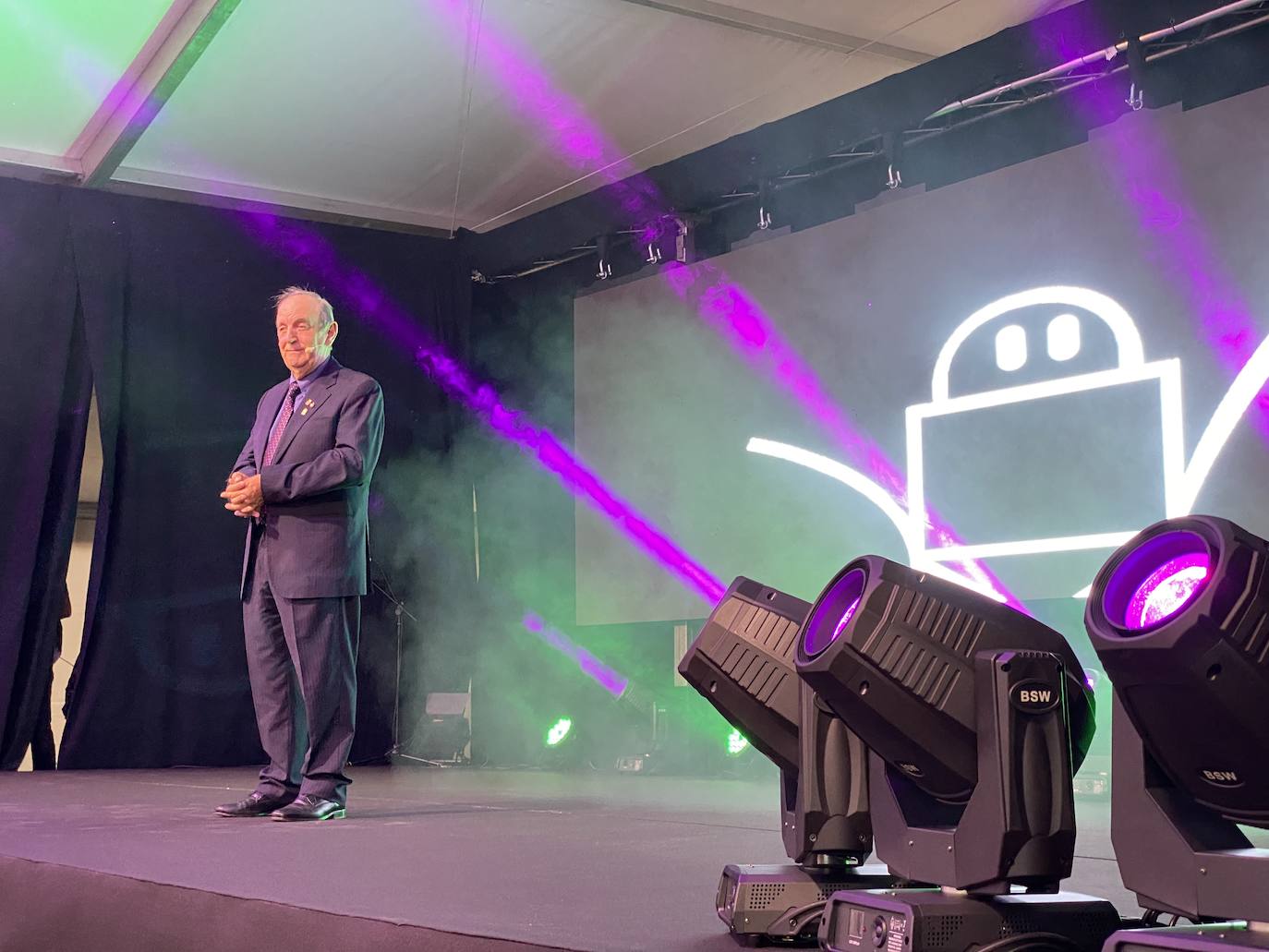 La programación arrancaba a las ocho de la tarde de este viernes con el pregón, a cargo del vicario general de la diócesis de Oviedo, Jorge Fernández Sangrador, en una abarrotada plaza Camila Beceña, donde tuvo lugar un emotivo homenaje a los 600 cangueses fallecidos durante la pandemia.