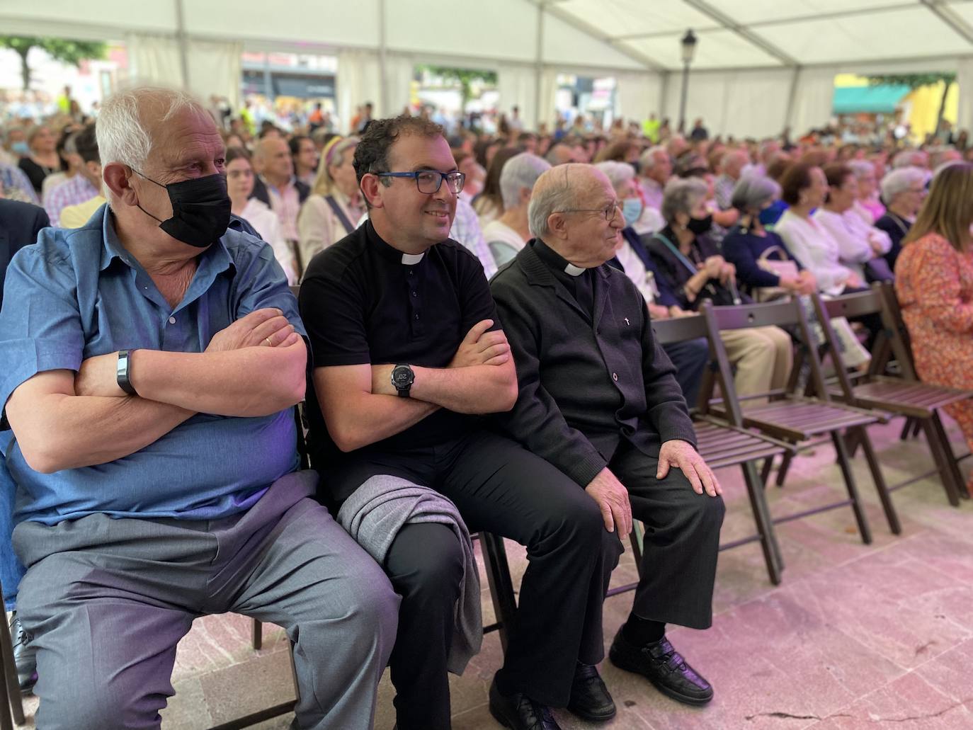 La programación arrancaba a las ocho de la tarde de este viernes con el pregón, a cargo del vicario general de la diócesis de Oviedo, Jorge Fernández Sangrador, en una abarrotada plaza Camila Beceña, donde tuvo lugar un emotivo homenaje a los 600 cangueses fallecidos durante la pandemia.
