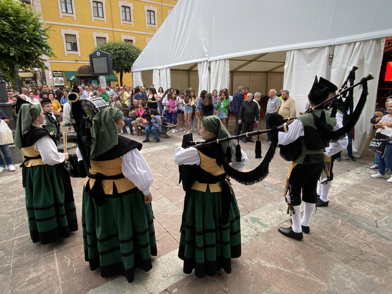 La programación arrancaba a las ocho de la tarde de este viernes con el pregón, a cargo del vicario general de la diócesis de Oviedo, Jorge Fernández Sangrador, en una abarrotada plaza Camila Beceña, donde tuvo lugar un emotivo homenaje a los 600 cangueses fallecidos durante la pandemia.