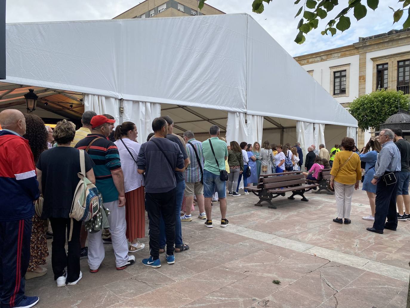 La programación arrancaba a las ocho de la tarde de este viernes con el pregón, a cargo del vicario general de la diócesis de Oviedo, Jorge Fernández Sangrador, en una abarrotada plaza Camila Beceña, donde tuvo lugar un emotivo homenaje a los 600 cangueses fallecidos durante la pandemia.