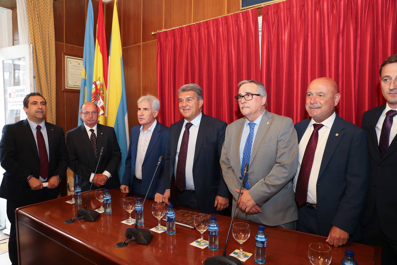 El presidente del Fútbol Club Barcelona, Joan Laporta, ha acudido este sábado a Mieres para la conmemoración de la peña del Barça en el municipio. No es la primera vez que visita el municipio; en 2018 ya asistió a un encuentro de peñas. 