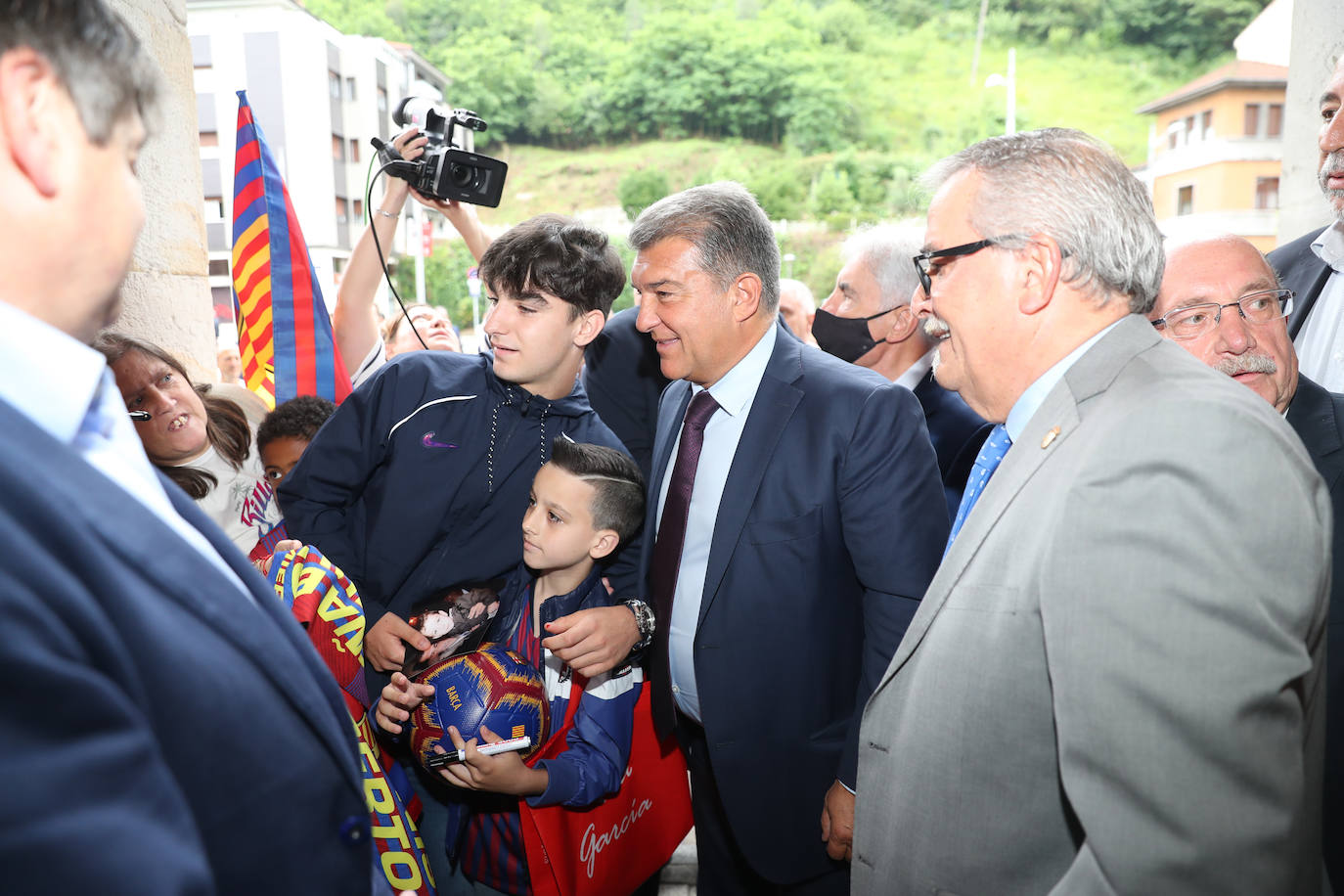 Joan Laporta se da un baño de masas en Mieres 