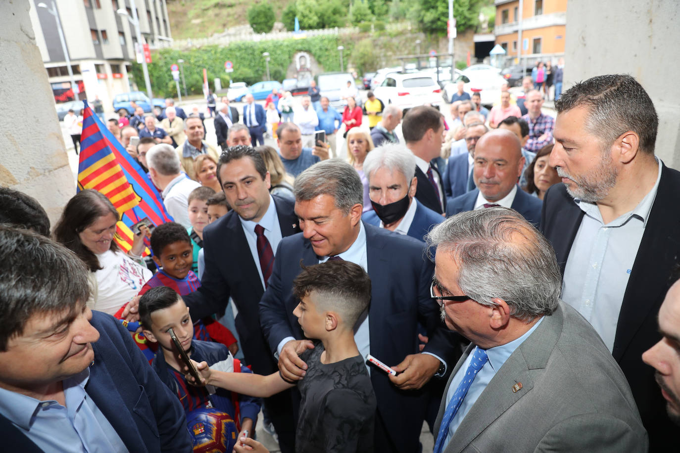 El presidente del Fútbol Club Barcelona, Joan Laporta, ha acudido este sábado a Mieres para la conmemoración de la peña del Barça en el municipio. No es la primera vez que visita el municipio; en 2018 ya asistió a un encuentro de peñas. 