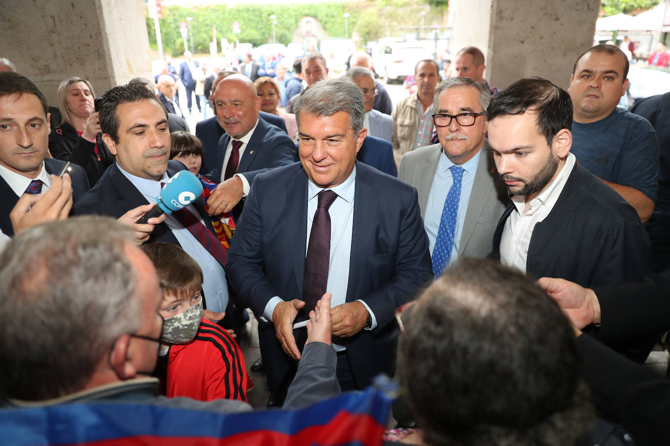 El presidente del Fútbol Club Barcelona, Joan Laporta, ha acudido este sábado a Mieres para la conmemoración de la peña del Barça en el municipio. No es la primera vez que visita el municipio; en 2018 ya asistió a un encuentro de peñas. 