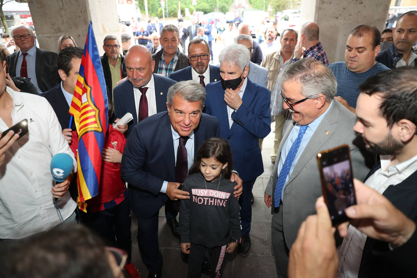 El presidente del Fútbol Club Barcelona, Joan Laporta, ha acudido este sábado a Mieres para la conmemoración de la peña del Barça en el municipio. No es la primera vez que visita el municipio; en 2018 ya asistió a un encuentro de peñas. 