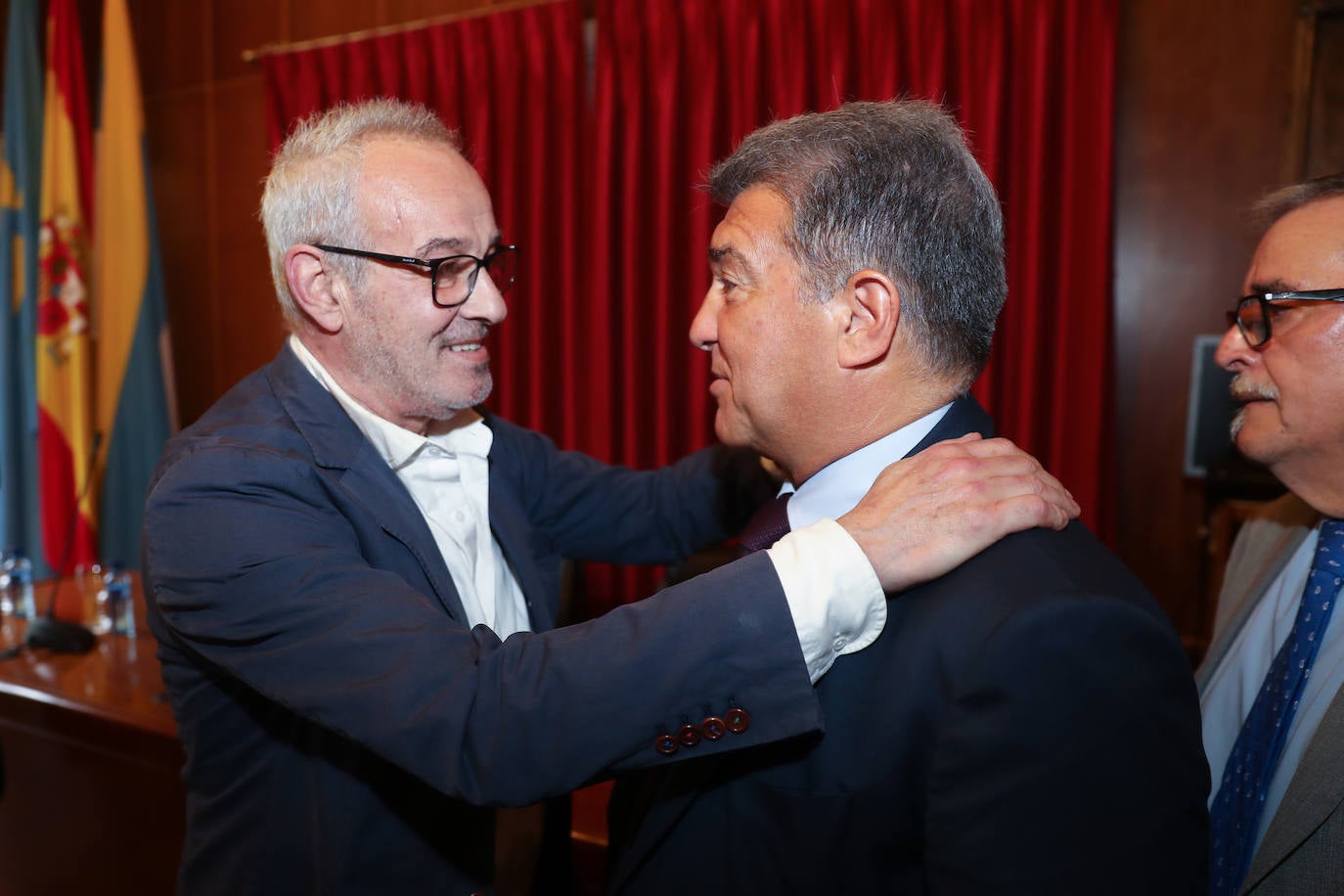 El presidente del Fútbol Club Barcelona, Joan Laporta, ha acudido este sábado a Mieres para la conmemoración de la peña del Barça en el municipio. No es la primera vez que visita el municipio; en 2018 ya asistió a un encuentro de peñas. 