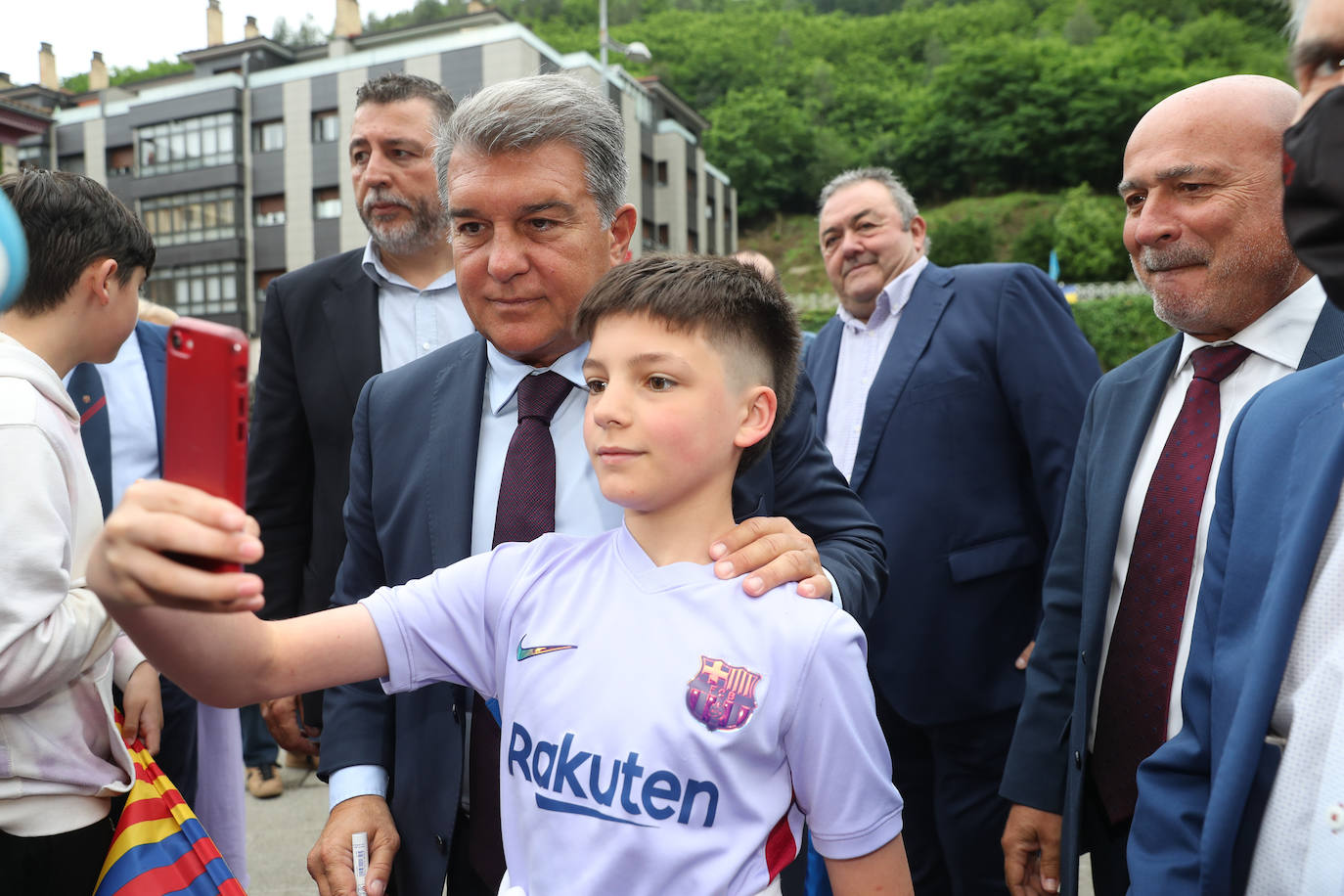 El presidente del Fútbol Club Barcelona, Joan Laporta, ha acudido este sábado a Mieres para la conmemoración de la peña del Barça en el municipio. No es la primera vez que visita el municipio; en 2018 ya asistió a un encuentro de peñas. 