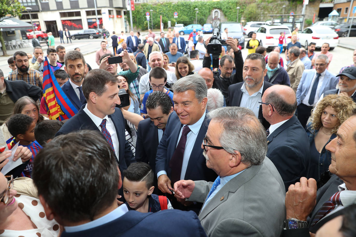 El presidente del Fútbol Club Barcelona, Joan Laporta, ha acudido este sábado a Mieres para la conmemoración de la peña del Barça en el municipio. No es la primera vez que visita el municipio; en 2018 ya asistió a un encuentro de peñas. 