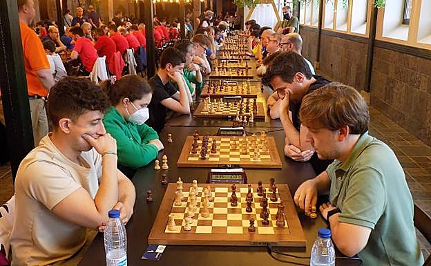 Duelo entre Naranco y Gijón 64, con los maestros Luis Jiménez y Sergio Guerrero en la primera mesa.