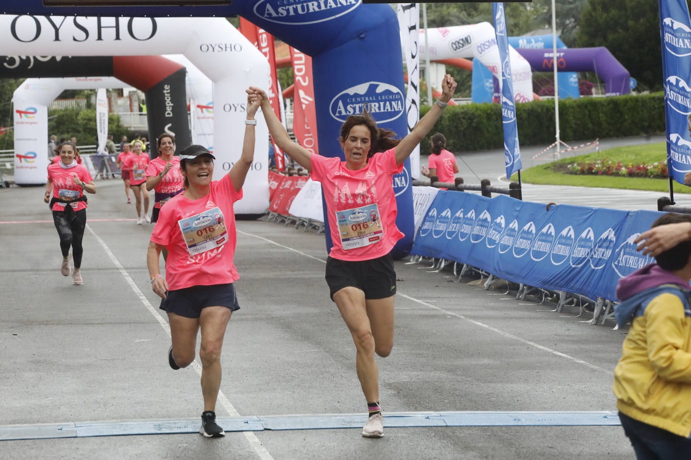 Una enorme marea rosa compuesta por unas 4.500 personas ha inundado este domingo Gijón. La Carrera de la Mujer, organizada por Central Lechera Asturiana, ha regresado a la ciudad en una jornada festiva, reivindicativa y solidaria. Las corredoras han completado los 5 kilómetros con salida en la Avenida Albert Einstein y meta en Las Mestas, y después se han sumado al festival de aeróbic y fitness de una hora. Justo antes de la salida se ha homenajeado a la alpinista local Rosa Fernández por ser un gran ejemplo para todas las deportistas asturianas. La vencedora ha sido Irene Rivero Miras, del AD Gijón Atletismo, que ha completado la prueba en 21'06. Algunas han ido corriendo y otras caminando, pero todas tenían algo en común: las luchas sociales. 