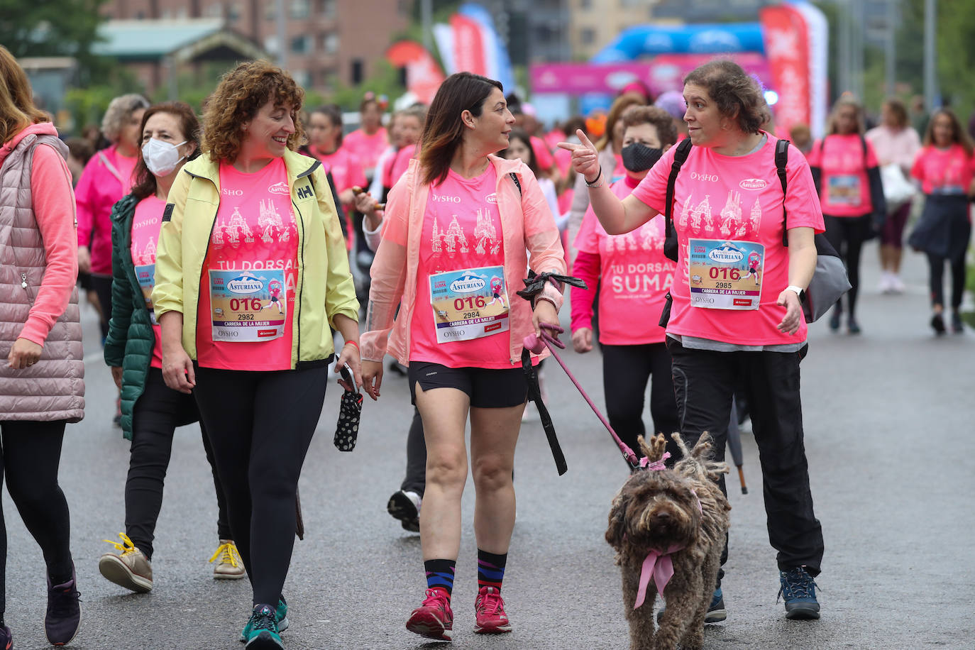 Una enorme marea rosa compuesta por unas 4.500 personas ha inundado este domingo Gijón. La Carrera de la Mujer, organizada por Central Lechera Asturiana, ha regresado a la ciudad en una jornada festiva, reivindicativa y solidaria. Las corredoras han completado los 5 kilómetros con salida en la Avenida Albert Einstein y meta en Las Mestas, y después se han sumado al festival de aeróbic y fitness de una hora. Justo antes de la salida se ha homenajeado a la alpinista local Rosa Fernández por ser un gran ejemplo para todas las deportistas asturianas. La vencedora ha sido Irene Rivero Miras, del AD Gijón Atletismo, que ha completado la prueba en 21'06. Algunas han ido corriendo y otras caminando, pero todas tenían algo en común: las luchas sociales. 