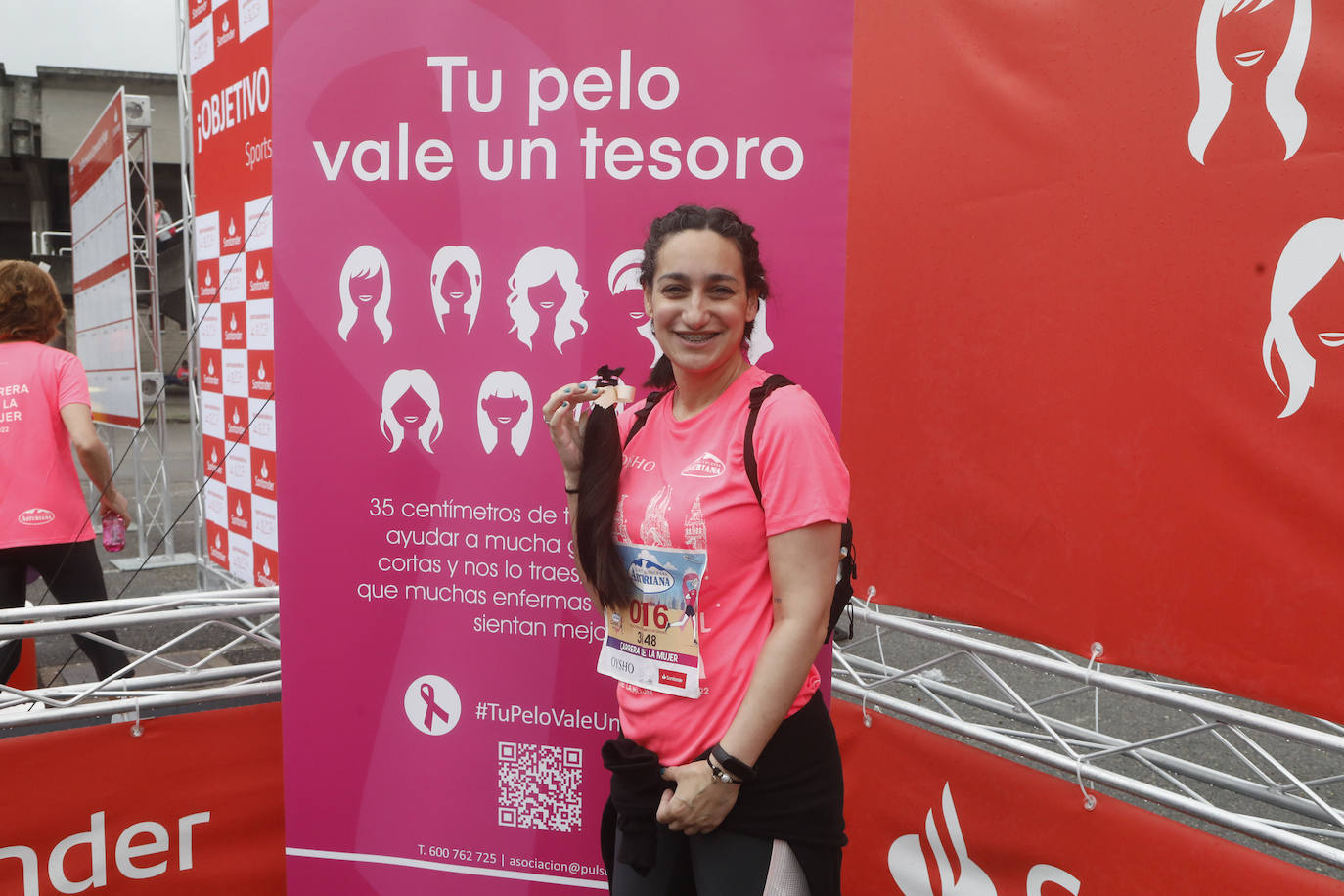 Una enorme marea rosa compuesta por unas 4.500 personas ha inundado este domingo Gijón. La Carrera de la Mujer, organizada por Central Lechera Asturiana, ha regresado a la ciudad en una jornada festiva, reivindicativa y solidaria. Las corredoras han completado los 5 kilómetros con salida en la Avenida Albert Einstein y meta en Las Mestas, y después se han sumado al festival de aeróbic y fitness de una hora. Justo antes de la salida se ha homenajeado a la alpinista local Rosa Fernández por ser un gran ejemplo para todas las deportistas asturianas. La vencedora ha sido Irene Rivero Miras, del AD Gijón Atletismo, que ha completado la prueba en 21'06. Algunas han ido corriendo y otras caminando, pero todas tenían algo en común: las luchas sociales. 