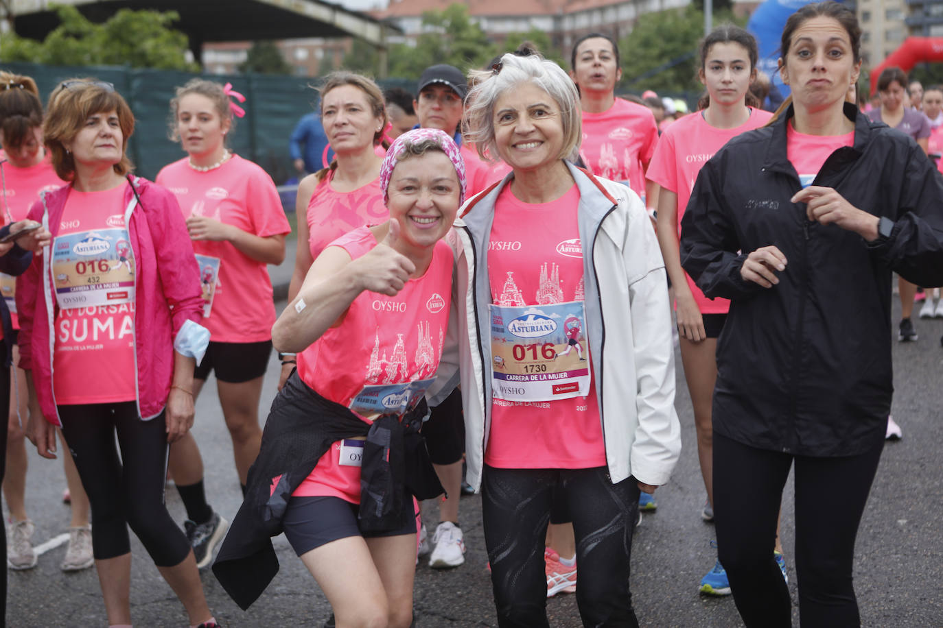 Una enorme marea rosa compuesta por unas 4.500 personas ha inundado este domingo Gijón. La Carrera de la Mujer, organizada por Central Lechera Asturiana, ha regresado a la ciudad en una jornada festiva, reivindicativa y solidaria. Las corredoras han completado los 5 kilómetros con salida en la Avenida Albert Einstein y meta en Las Mestas, y después se han sumado al festival de aeróbic y fitness de una hora. Justo antes de la salida se ha homenajeado a la alpinista local Rosa Fernández por ser un gran ejemplo para todas las deportistas asturianas. La vencedora ha sido Irene Rivero Miras, del AD Gijón Atletismo, que ha completado la prueba en 21'06. Algunas han ido corriendo y otras caminando, pero todas tenían algo en común: las luchas sociales. 