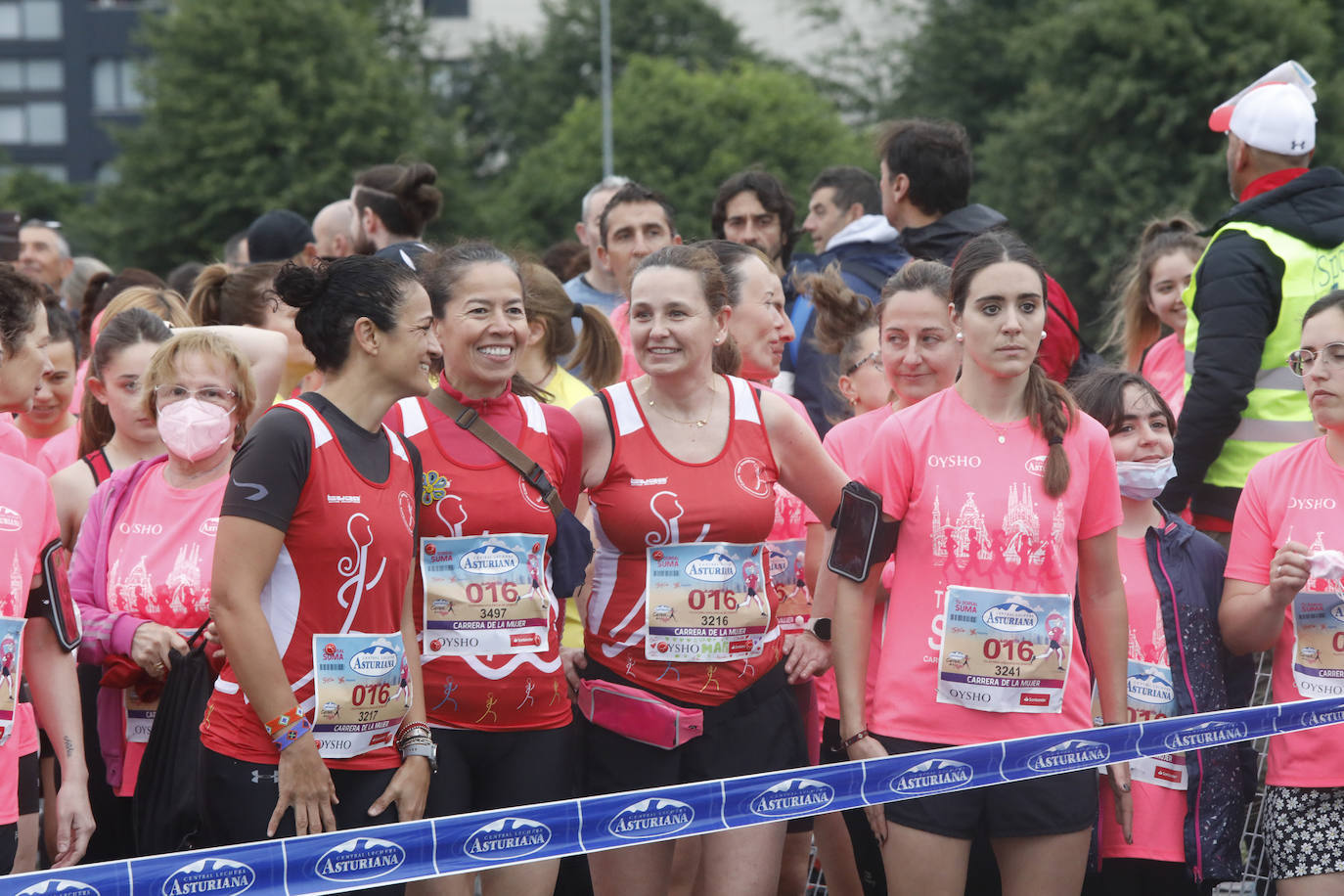 Una enorme marea rosa compuesta por unas 4.500 personas ha inundado este domingo Gijón. La Carrera de la Mujer, organizada por Central Lechera Asturiana, ha regresado a la ciudad en una jornada festiva, reivindicativa y solidaria. Las corredoras han completado los 5 kilómetros con salida en la Avenida Albert Einstein y meta en Las Mestas, y después se han sumado al festival de aeróbic y fitness de una hora. Justo antes de la salida se ha homenajeado a la alpinista local Rosa Fernández por ser un gran ejemplo para todas las deportistas asturianas. La vencedora ha sido Irene Rivero Miras, del AD Gijón Atletismo, que ha completado la prueba en 21'06. Algunas han ido corriendo y otras caminando, pero todas tenían algo en común: las luchas sociales. 