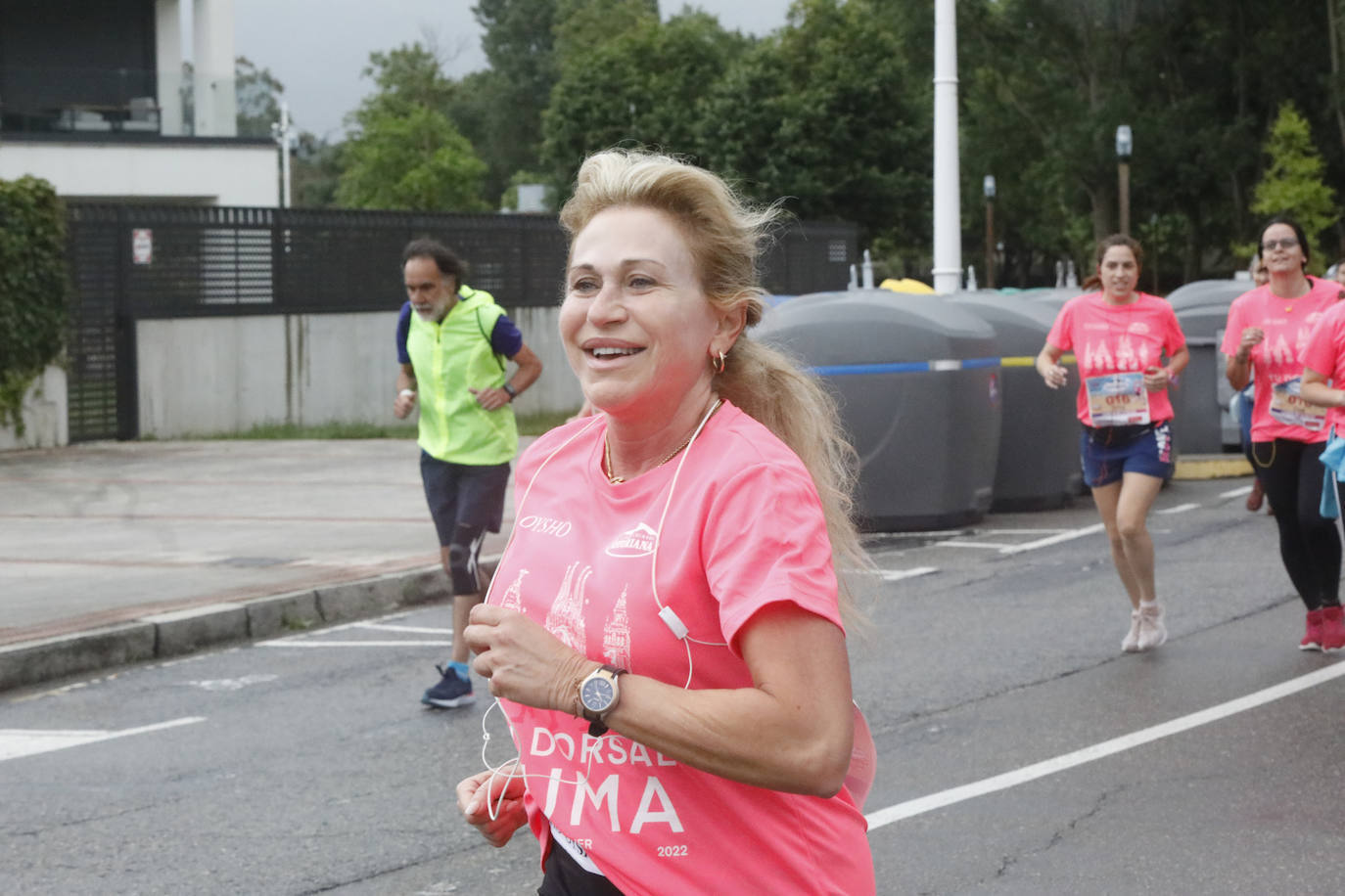 Una enorme marea rosa compuesta por unas 4.500 personas ha inundado este domingo Gijón. La Carrera de la Mujer, organizada por Central Lechera Asturiana, ha regresado a la ciudad en una jornada festiva, reivindicativa y solidaria. Las corredoras han completado los 5 kilómetros con salida en la Avenida Albert Einstein y meta en Las Mestas, y después se han sumado al festival de aeróbic y fitness de una hora. Justo antes de la salida se ha homenajeado a la alpinista local Rosa Fernández por ser un gran ejemplo para todas las deportistas asturianas. La vencedora ha sido Irene Rivero Miras, del AD Gijón Atletismo, que ha completado la prueba en 21'06. Algunas han ido corriendo y otras caminando, pero todas tenían algo en común: las luchas sociales. 