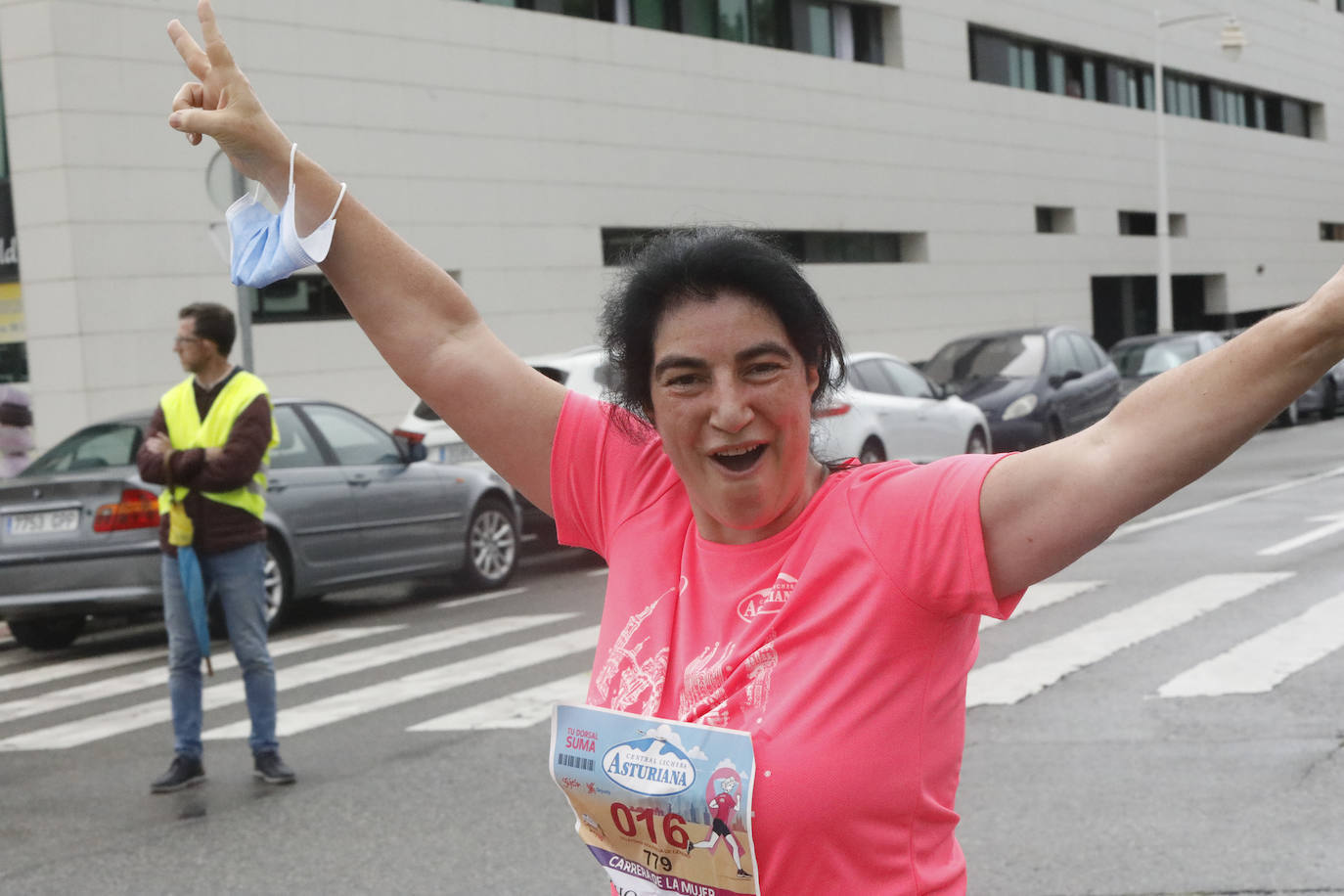 Una enorme marea rosa compuesta por unas 4.500 personas ha inundado este domingo Gijón. La Carrera de la Mujer, organizada por Central Lechera Asturiana, ha regresado a la ciudad en una jornada festiva, reivindicativa y solidaria. Las corredoras han completado los 5 kilómetros con salida en la Avenida Albert Einstein y meta en Las Mestas, y después se han sumado al festival de aeróbic y fitness de una hora. Justo antes de la salida se ha homenajeado a la alpinista local Rosa Fernández por ser un gran ejemplo para todas las deportistas asturianas. La vencedora ha sido Irene Rivero Miras, del AD Gijón Atletismo, que ha completado la prueba en 21'06. Algunas han ido corriendo y otras caminando, pero todas tenían algo en común: las luchas sociales. 