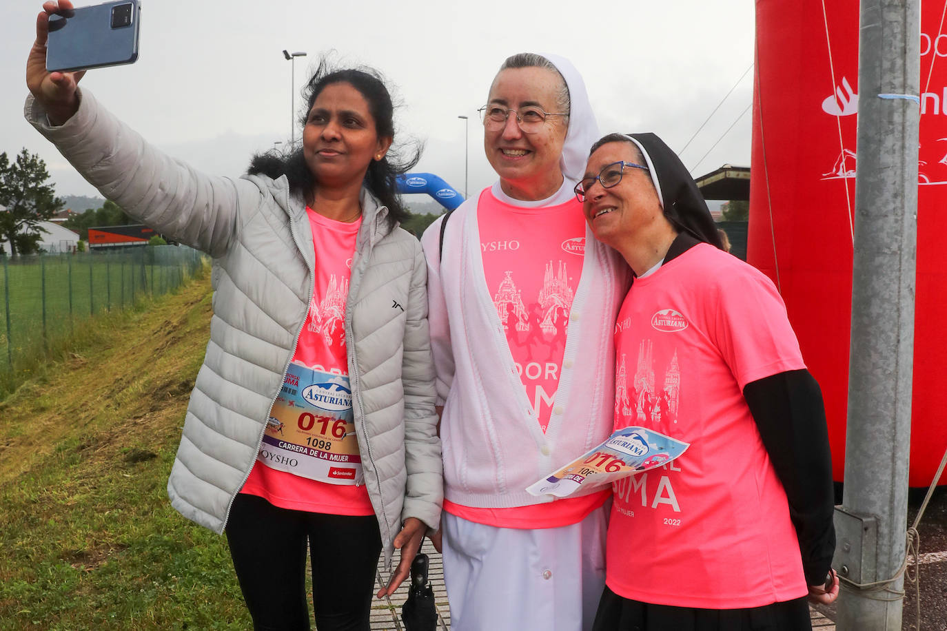 Una enorme marea rosa compuesta por unas 4.500 personas ha inundado este domingo Gijón. La Carrera de la Mujer, organizada por Central Lechera Asturiana, ha regresado a la ciudad en una jornada festiva, reivindicativa y solidaria. Las corredoras han completado los 5 kilómetros con salida en la Avenida Albert Einstein y meta en Las Mestas, y después se han sumado al festival de aeróbic y fitness de una hora. Justo antes de la salida se ha homenajeado a la alpinista local Rosa Fernández por ser un gran ejemplo para todas las deportistas asturianas. La vencedora ha sido Irene Rivero Miras, del AD Gijón Atletismo, que ha completado la prueba en 21'06. Algunas han ido corriendo y otras caminando, pero todas tenían algo en común: las luchas sociales. 