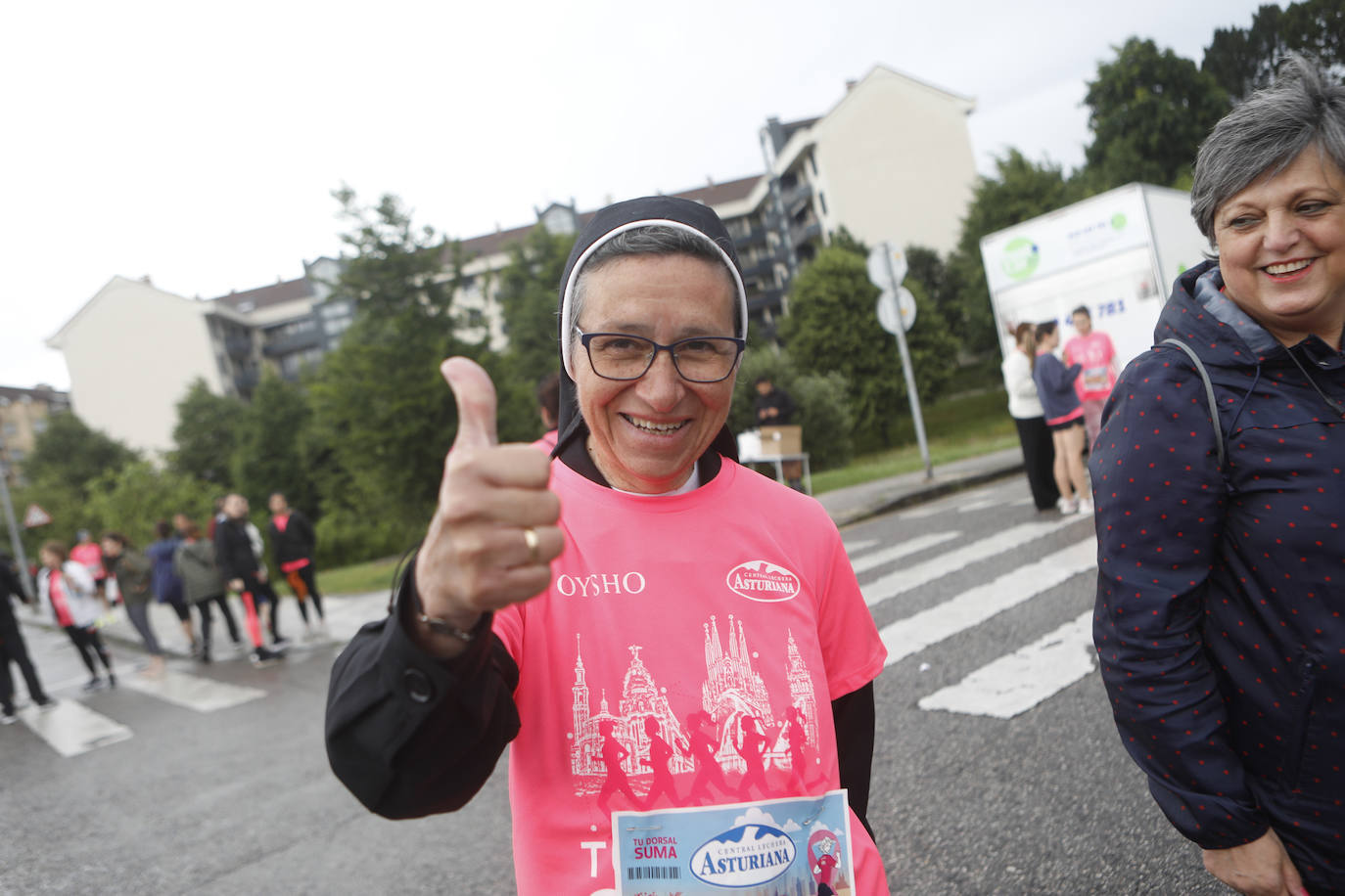 Una enorme marea rosa compuesta por unas 4.500 personas ha inundado este domingo Gijón. La Carrera de la Mujer, organizada por Central Lechera Asturiana, ha regresado a la ciudad en una jornada festiva, reivindicativa y solidaria. Las corredoras han completado los 5 kilómetros con salida en la Avenida Albert Einstein y meta en Las Mestas, y después se han sumado al festival de aeróbic y fitness de una hora. Justo antes de la salida se ha homenajeado a la alpinista local Rosa Fernández por ser un gran ejemplo para todas las deportistas asturianas. La vencedora ha sido Irene Rivero Miras, del AD Gijón Atletismo, que ha completado la prueba en 21'06. Algunas han ido corriendo y otras caminando, pero todas tenían algo en común: las luchas sociales. 