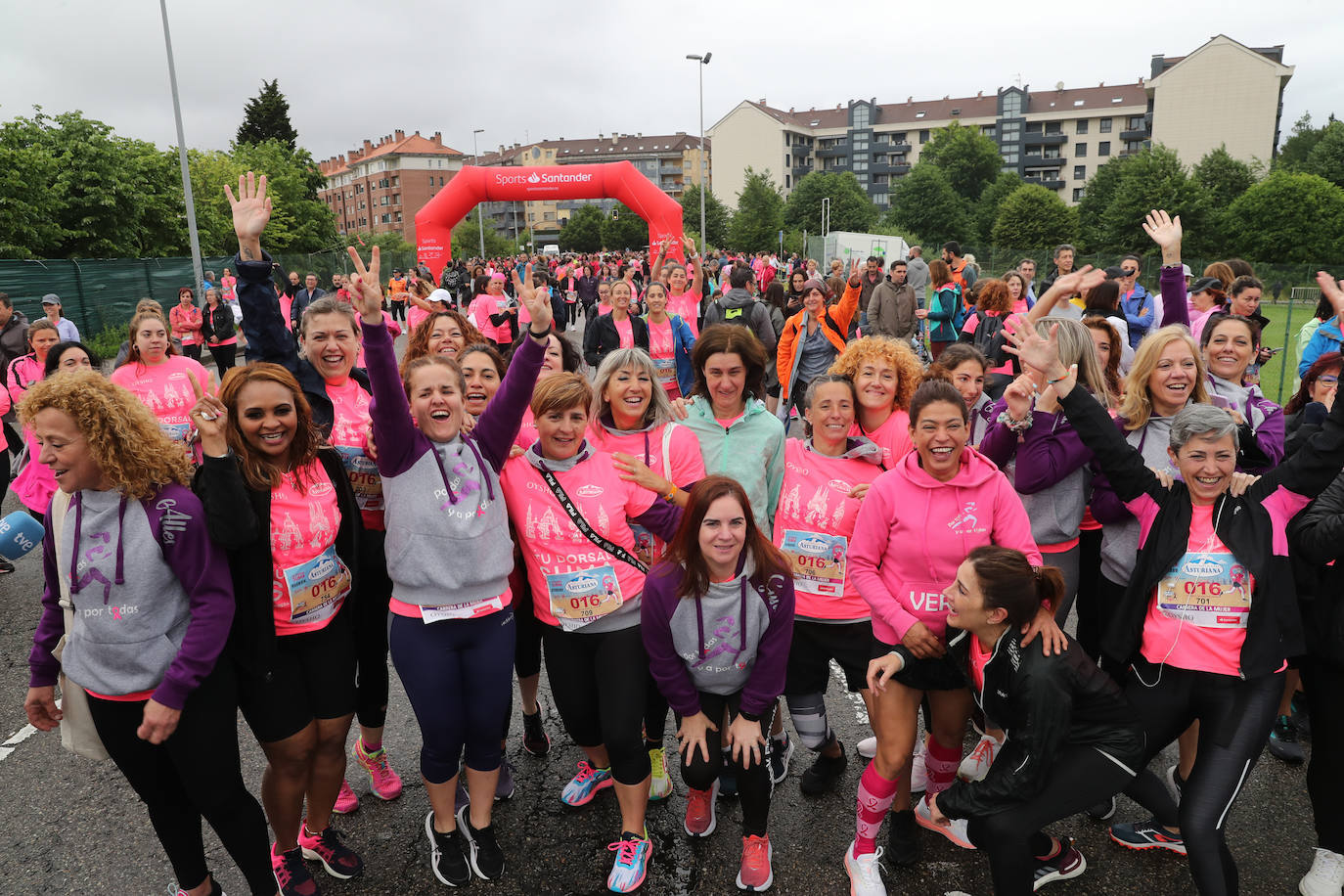 Una enorme marea rosa compuesta por unas 4.500 personas ha inundado este domingo Gijón. La Carrera de la Mujer, organizada por Central Lechera Asturiana, ha regresado a la ciudad en una jornada festiva, reivindicativa y solidaria. Las corredoras han completado los 5 kilómetros con salida en la Avenida Albert Einstein y meta en Las Mestas, y después se han sumado al festival de aeróbic y fitness de una hora. Justo antes de la salida se ha homenajeado a la alpinista local Rosa Fernández por ser un gran ejemplo para todas las deportistas asturianas. La vencedora ha sido Irene Rivero Miras, del AD Gijón Atletismo, que ha completado la prueba en 21'06. Algunas han ido corriendo y otras caminando, pero todas tenían algo en común: las luchas sociales. 