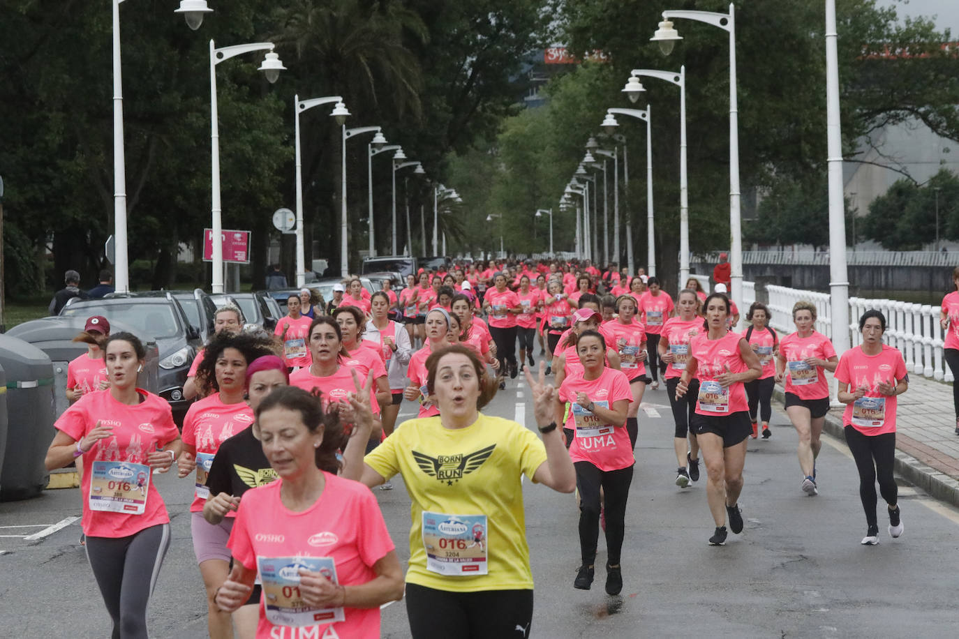 Una enorme marea rosa compuesta por unas 4.500 personas ha inundado este domingo Gijón. La Carrera de la Mujer, organizada por Central Lechera Asturiana, ha regresado a la ciudad en una jornada festiva, reivindicativa y solidaria. Las corredoras han completado los 5 kilómetros con salida en la Avenida Albert Einstein y meta en Las Mestas, y después se han sumado al festival de aeróbic y fitness de una hora. Justo antes de la salida se ha homenajeado a la alpinista local Rosa Fernández por ser un gran ejemplo para todas las deportistas asturianas. La vencedora ha sido Irene Rivero Miras, del AD Gijón Atletismo, que ha completado la prueba en 21'06. Algunas han ido corriendo y otras caminando, pero todas tenían algo en común: las luchas sociales. 