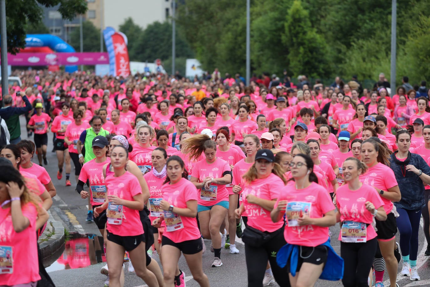 Una enorme marea rosa compuesta por unas 4.500 personas ha inundado este domingo Gijón. La Carrera de la Mujer, organizada por Central Lechera Asturiana, ha regresado a la ciudad en una jornada festiva, reivindicativa y solidaria. Las corredoras han completado los 5 kilómetros con salida en la Avenida Albert Einstein y meta en Las Mestas, y después se han sumado al festival de aeróbic y fitness de una hora. Justo antes de la salida se ha homenajeado a la alpinista local Rosa Fernández por ser un gran ejemplo para todas las deportistas asturianas. La vencedora ha sido Irene Rivero Miras, del AD Gijón Atletismo, que ha completado la prueba en 21'06. Algunas han ido corriendo y otras caminando, pero todas tenían algo en común: las luchas sociales. 