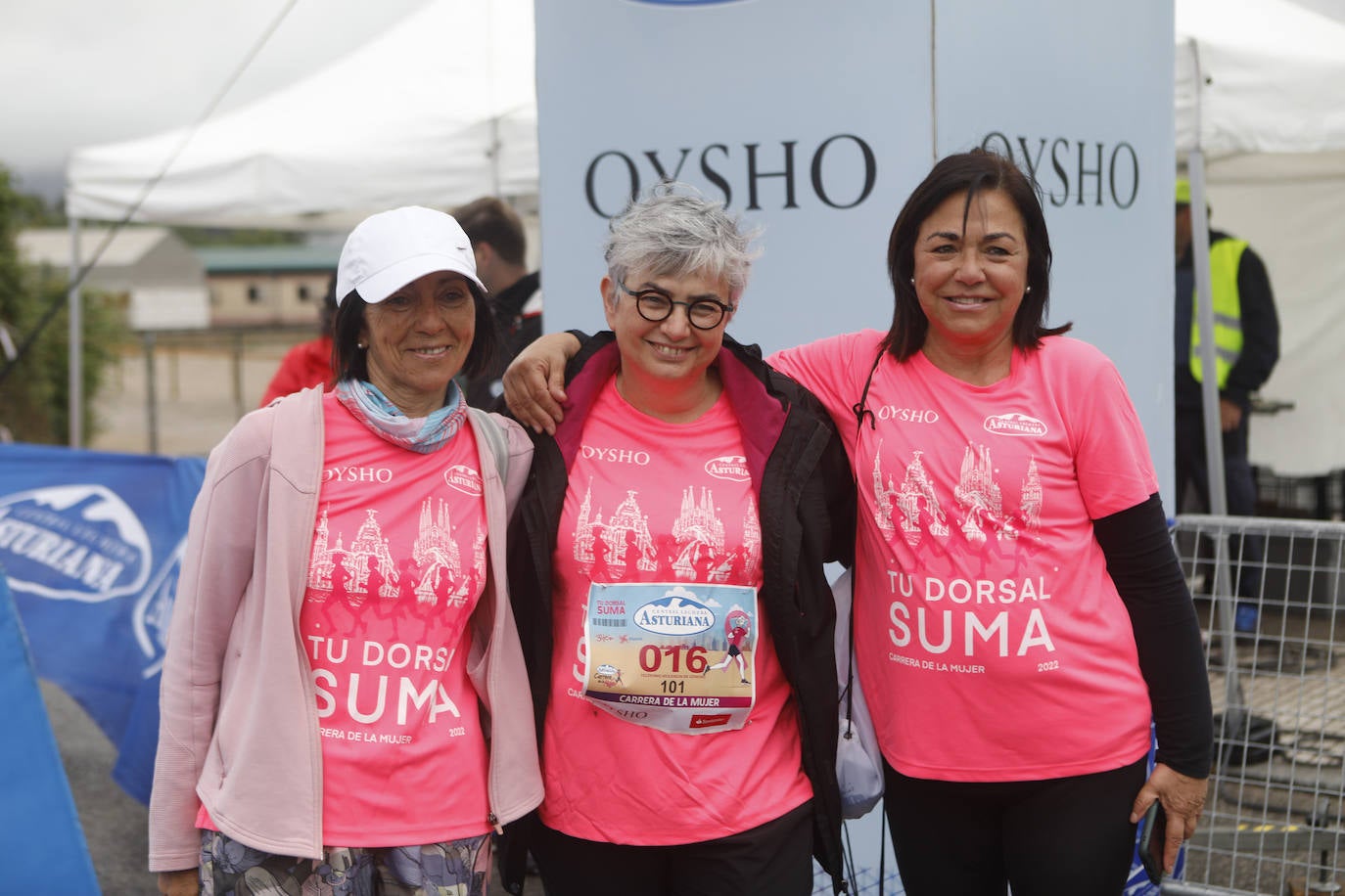 Una enorme marea rosa compuesta por unas 4.500 personas ha inundado este domingo Gijón. La Carrera de la Mujer, organizada por Central Lechera Asturiana, ha regresado a la ciudad en una jornada festiva, reivindicativa y solidaria. Las corredoras han completado los 5 kilómetros con salida en la Avenida Albert Einstein y meta en Las Mestas, y después se han sumado al festival de aeróbic y fitness de una hora. Justo antes de la salida se ha homenajeado a la alpinista local Rosa Fernández por ser un gran ejemplo para todas las deportistas asturianas. La vencedora ha sido Irene Rivero Miras, del AD Gijón Atletismo, que ha completado la prueba en 21'06. Algunas han ido corriendo y otras caminando, pero todas tenían algo en común: las luchas sociales. 