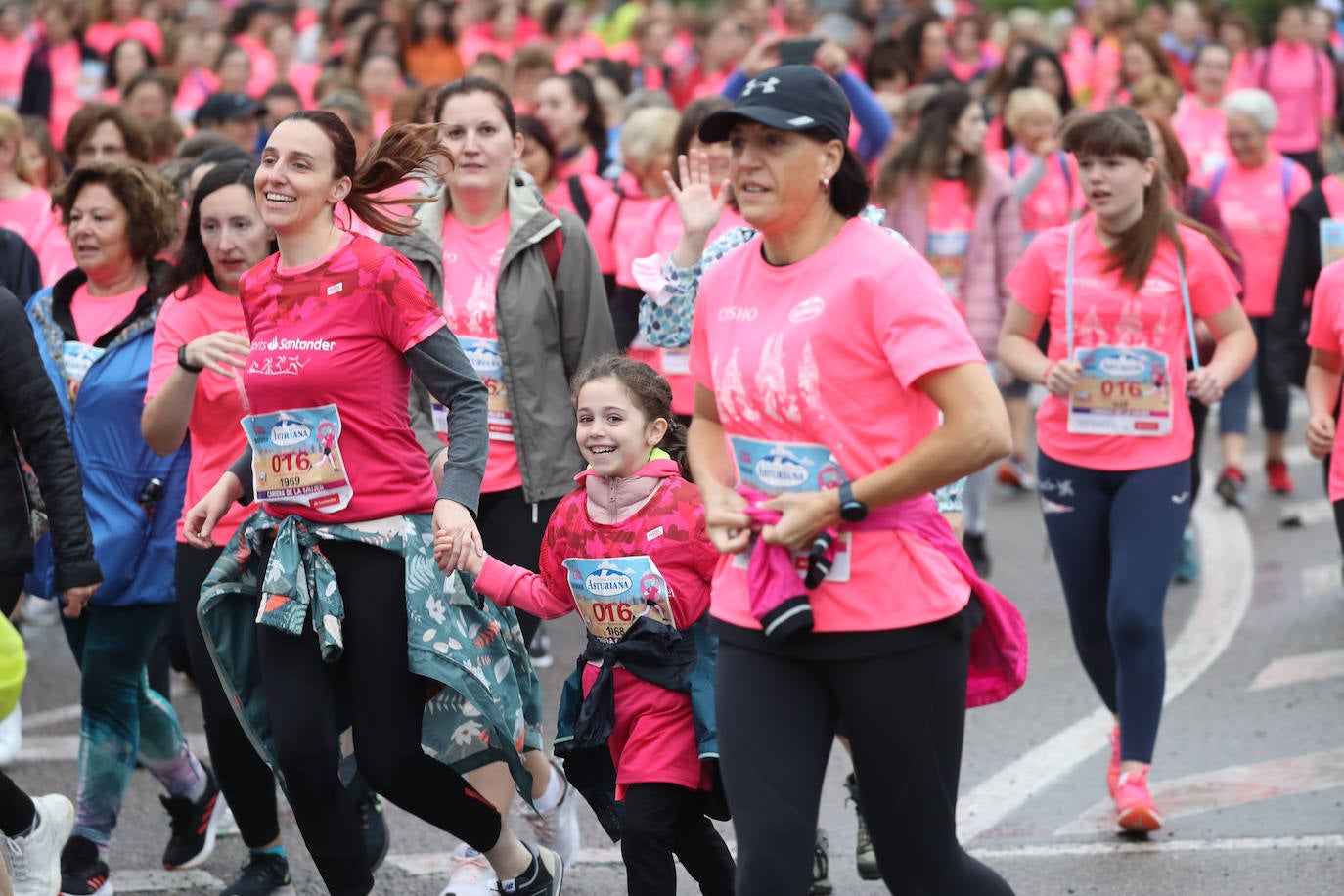 Una enorme marea rosa compuesta por unas 4.500 personas ha inundado este domingo Gijón. La Carrera de la Mujer, organizada por Central Lechera Asturiana, ha regresado a la ciudad en una jornada festiva, reivindicativa y solidaria. Las corredoras han completado los 5 kilómetros con salida en la Avenida Albert Einstein y meta en Las Mestas, y después se han sumado al festival de aeróbic y fitness de una hora. Justo antes de la salida se ha homenajeado a la alpinista local Rosa Fernández por ser un gran ejemplo para todas las deportistas asturianas. La vencedora ha sido Irene Rivero Miras, del AD Gijón Atletismo, que ha completado la prueba en 21'06. Algunas han ido corriendo y otras caminando, pero todas tenían algo en común: las luchas sociales. 