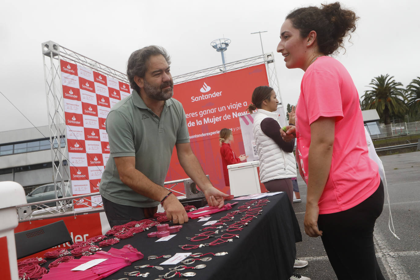 Una enorme marea rosa compuesta por unas 4.500 personas ha inundado este domingo Gijón. La Carrera de la Mujer, organizada por Central Lechera Asturiana, ha regresado a la ciudad en una jornada festiva, reivindicativa y solidaria. Las corredoras han completado los 5 kilómetros con salida en la Avenida Albert Einstein y meta en Las Mestas, y después se han sumado al festival de aeróbic y fitness de una hora. Justo antes de la salida se ha homenajeado a la alpinista local Rosa Fernández por ser un gran ejemplo para todas las deportistas asturianas. La vencedora ha sido Irene Rivero Miras, del AD Gijón Atletismo, que ha completado la prueba en 21'06. Algunas han ido corriendo y otras caminando, pero todas tenían algo en común: las luchas sociales. 