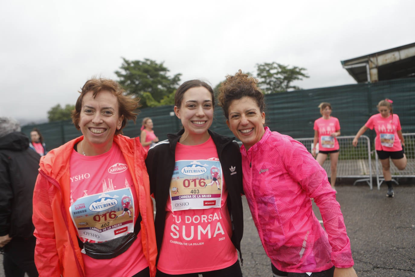 Una enorme marea rosa compuesta por unas 4.500 personas ha inundado este domingo Gijón. La Carrera de la Mujer, organizada por Central Lechera Asturiana, ha regresado a la ciudad en una jornada festiva, reivindicativa y solidaria. Las corredoras han completado los 5 kilómetros con salida en la Avenida Albert Einstein y meta en Las Mestas, y después se han sumado al festival de aeróbic y fitness de una hora. Justo antes de la salida se ha homenajeado a la alpinista local Rosa Fernández por ser un gran ejemplo para todas las deportistas asturianas. La vencedora ha sido Irene Rivero Miras, del AD Gijón Atletismo, que ha completado la prueba en 21'06. Algunas han ido corriendo y otras caminando, pero todas tenían algo en común: las luchas sociales. 