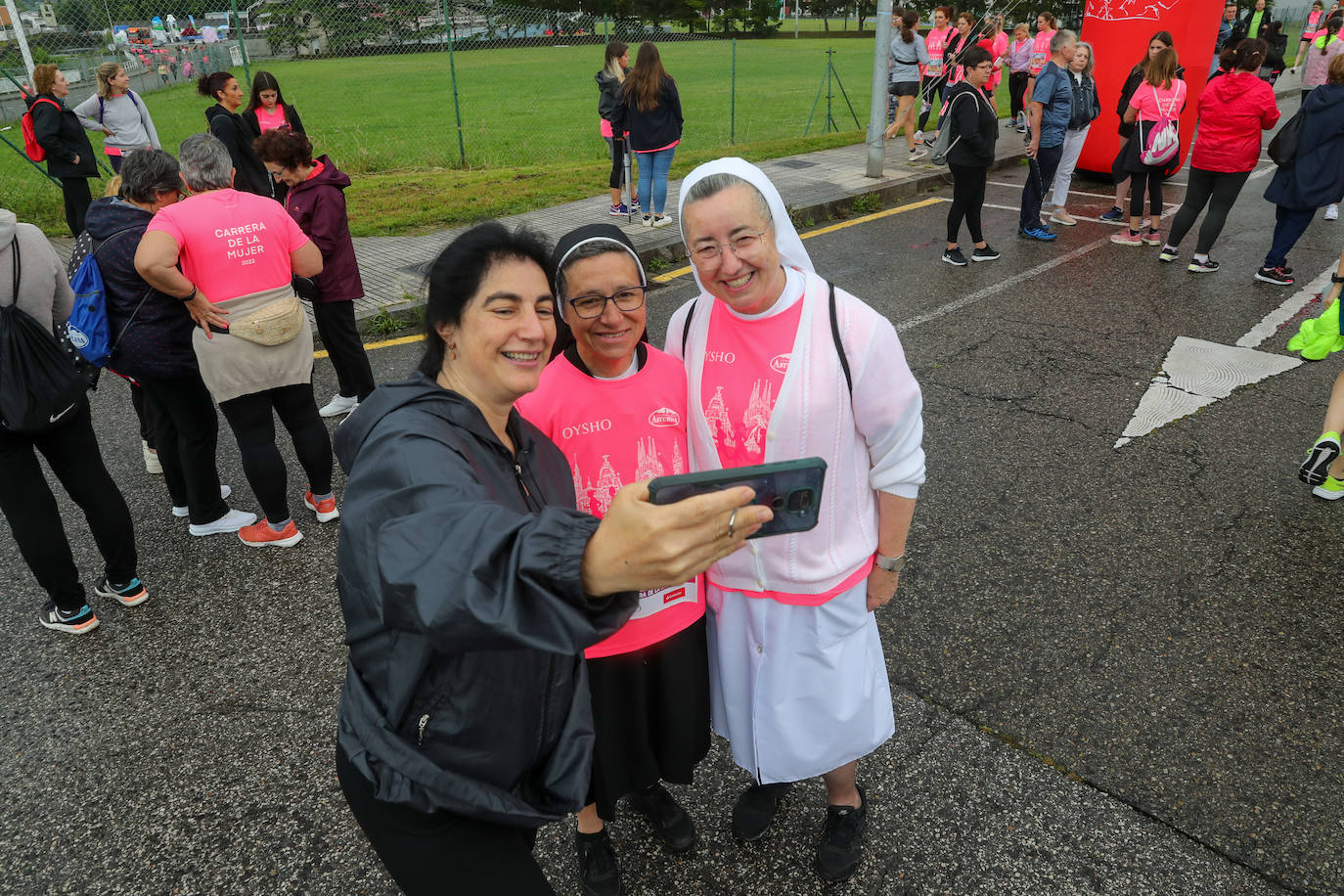 Una enorme marea rosa compuesta por unas 4.500 personas ha inundado este domingo Gijón. La Carrera de la Mujer, organizada por Central Lechera Asturiana, ha regresado a la ciudad en una jornada festiva, reivindicativa y solidaria. Las corredoras han completado los 5 kilómetros con salida en la Avenida Albert Einstein y meta en Las Mestas, y después se han sumado al festival de aeróbic y fitness de una hora. Justo antes de la salida se ha homenajeado a la alpinista local Rosa Fernández por ser un gran ejemplo para todas las deportistas asturianas. La vencedora ha sido Irene Rivero Miras, del AD Gijón Atletismo, que ha completado la prueba en 21'06. Algunas han ido corriendo y otras caminando, pero todas tenían algo en común: las luchas sociales. 