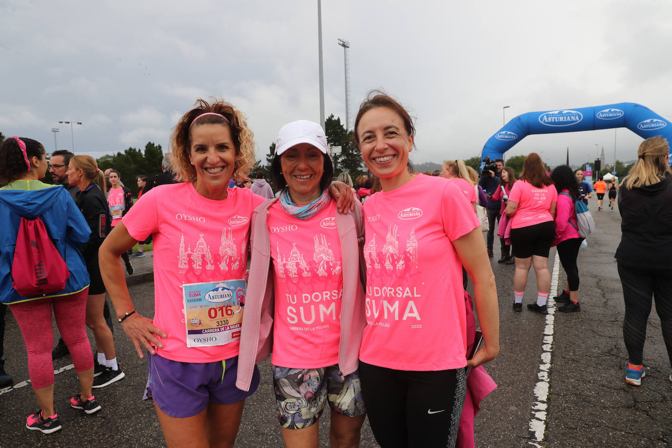 Una enorme marea rosa compuesta por unas 4.500 personas ha inundado este domingo Gijón. La Carrera de la Mujer, organizada por Central Lechera Asturiana, ha regresado a la ciudad en una jornada festiva, reivindicativa y solidaria. Las corredoras han completado los 5 kilómetros con salida en la Avenida Albert Einstein y meta en Las Mestas, y después se han sumado al festival de aeróbic y fitness de una hora. Justo antes de la salida se ha homenajeado a la alpinista local Rosa Fernández por ser un gran ejemplo para todas las deportistas asturianas. La vencedora ha sido Irene Rivero Miras, del AD Gijón Atletismo, que ha completado la prueba en 21'06. Algunas han ido corriendo y otras caminando, pero todas tenían algo en común: las luchas sociales. 