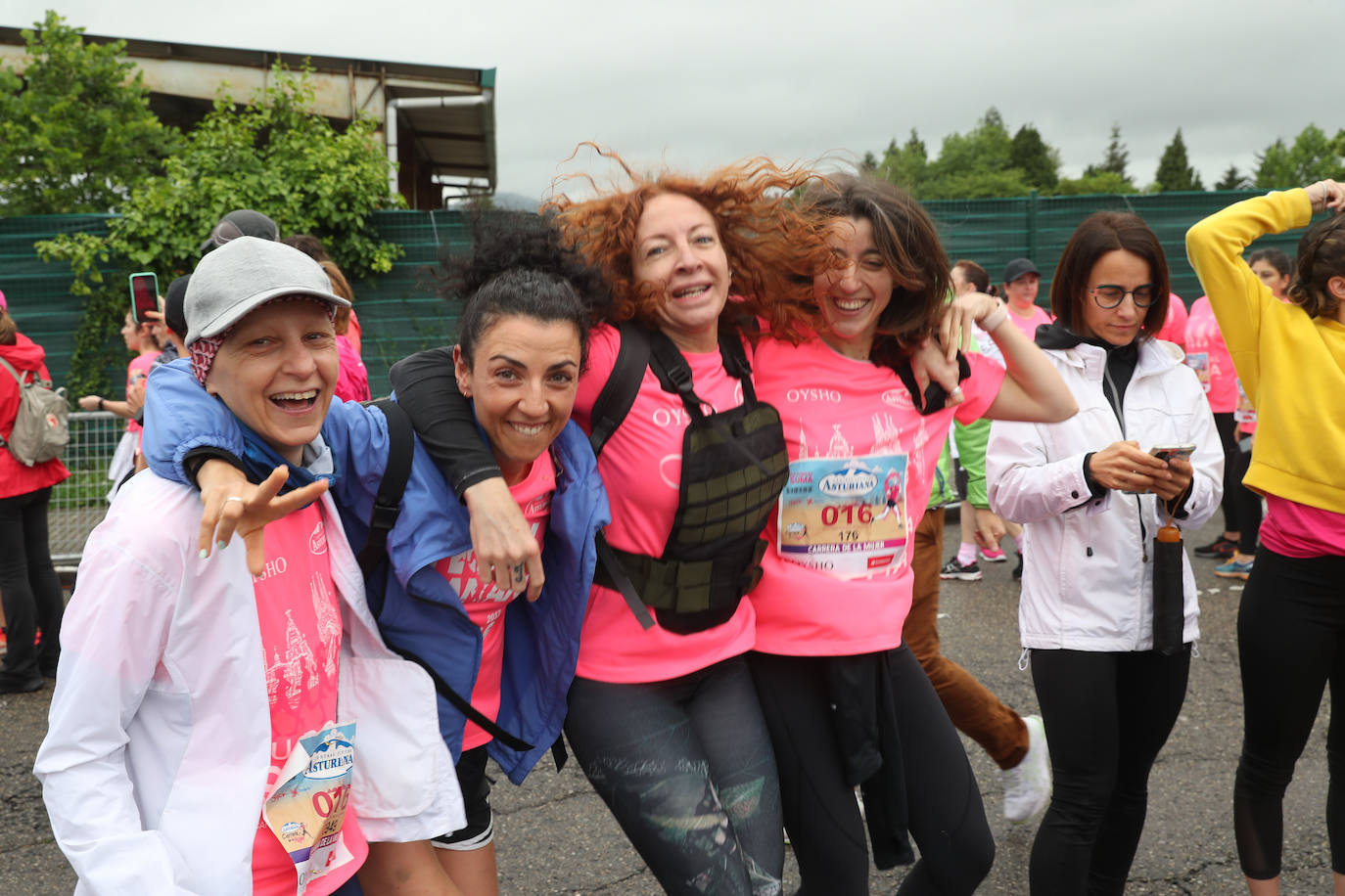 Una enorme marea rosa compuesta por unas 4.500 personas ha inundado este domingo Gijón. La Carrera de la Mujer, organizada por Central Lechera Asturiana, ha regresado a la ciudad en una jornada festiva, reivindicativa y solidaria. Las corredoras han completado los 5 kilómetros con salida en la Avenida Albert Einstein y meta en Las Mestas, y después se han sumado al festival de aeróbic y fitness de una hora. Justo antes de la salida se ha homenajeado a la alpinista local Rosa Fernández por ser un gran ejemplo para todas las deportistas asturianas. La vencedora ha sido Irene Rivero Miras, del AD Gijón Atletismo, que ha completado la prueba en 21'06. Algunas han ido corriendo y otras caminando, pero todas tenían algo en común: las luchas sociales. 