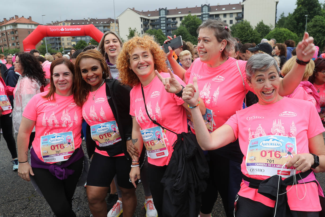 Una enorme marea rosa compuesta por unas 4.500 personas ha inundado este domingo Gijón. La Carrera de la Mujer, organizada por Central Lechera Asturiana, ha regresado a la ciudad en una jornada festiva, reivindicativa y solidaria. Las corredoras han completado los 5 kilómetros con salida en la Avenida Albert Einstein y meta en Las Mestas, y después se han sumado al festival de aeróbic y fitness de una hora. Justo antes de la salida se ha homenajeado a la alpinista local Rosa Fernández por ser un gran ejemplo para todas las deportistas asturianas. La vencedora ha sido Irene Rivero Miras, del AD Gijón Atletismo, que ha completado la prueba en 21'06. Algunas han ido corriendo y otras caminando, pero todas tenían algo en común: las luchas sociales. 