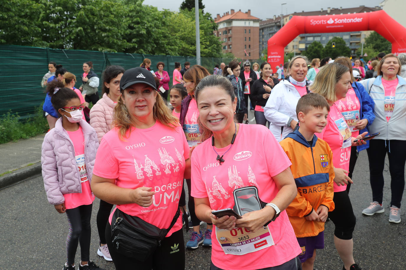 Una enorme marea rosa compuesta por unas 4.500 personas ha inundado este domingo Gijón. La Carrera de la Mujer, organizada por Central Lechera Asturiana, ha regresado a la ciudad en una jornada festiva, reivindicativa y solidaria. Las corredoras han completado los 5 kilómetros con salida en la Avenida Albert Einstein y meta en Las Mestas, y después se han sumado al festival de aeróbic y fitness de una hora. Justo antes de la salida se ha homenajeado a la alpinista local Rosa Fernández por ser un gran ejemplo para todas las deportistas asturianas. La vencedora ha sido Irene Rivero Miras, del AD Gijón Atletismo, que ha completado la prueba en 21'06. Algunas han ido corriendo y otras caminando, pero todas tenían algo en común: las luchas sociales. 