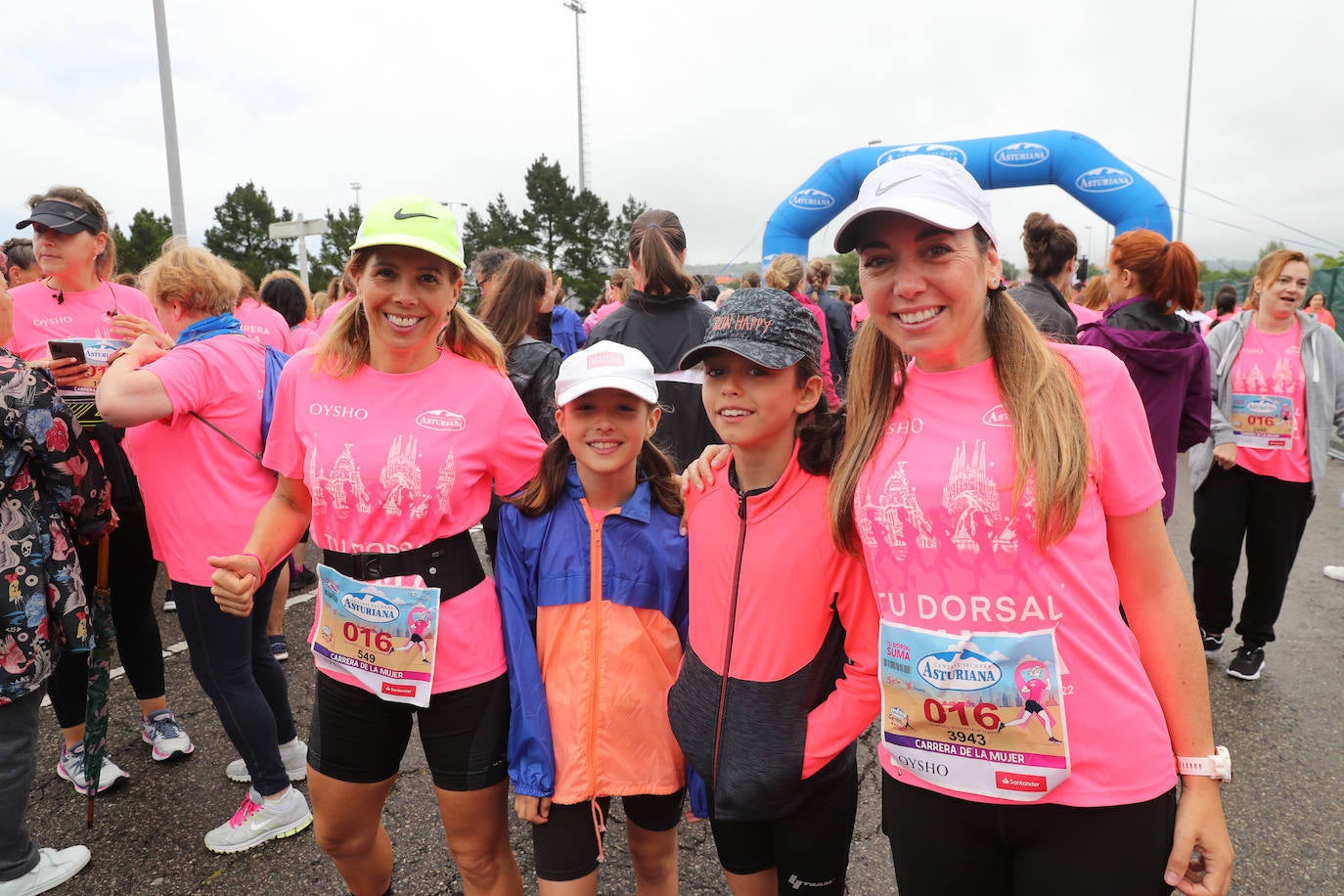 Una enorme marea rosa compuesta por unas 4.500 personas ha inundado este domingo Gijón. La Carrera de la Mujer, organizada por Central Lechera Asturiana, ha regresado a la ciudad en una jornada festiva, reivindicativa y solidaria. Las corredoras han completado los 5 kilómetros con salida en la Avenida Albert Einstein y meta en Las Mestas, y después se han sumado al festival de aeróbic y fitness de una hora. Justo antes de la salida se ha homenajeado a la alpinista local Rosa Fernández por ser un gran ejemplo para todas las deportistas asturianas. La vencedora ha sido Irene Rivero Miras, del AD Gijón Atletismo, que ha completado la prueba en 21'06. Algunas han ido corriendo y otras caminando, pero todas tenían algo en común: las luchas sociales. 