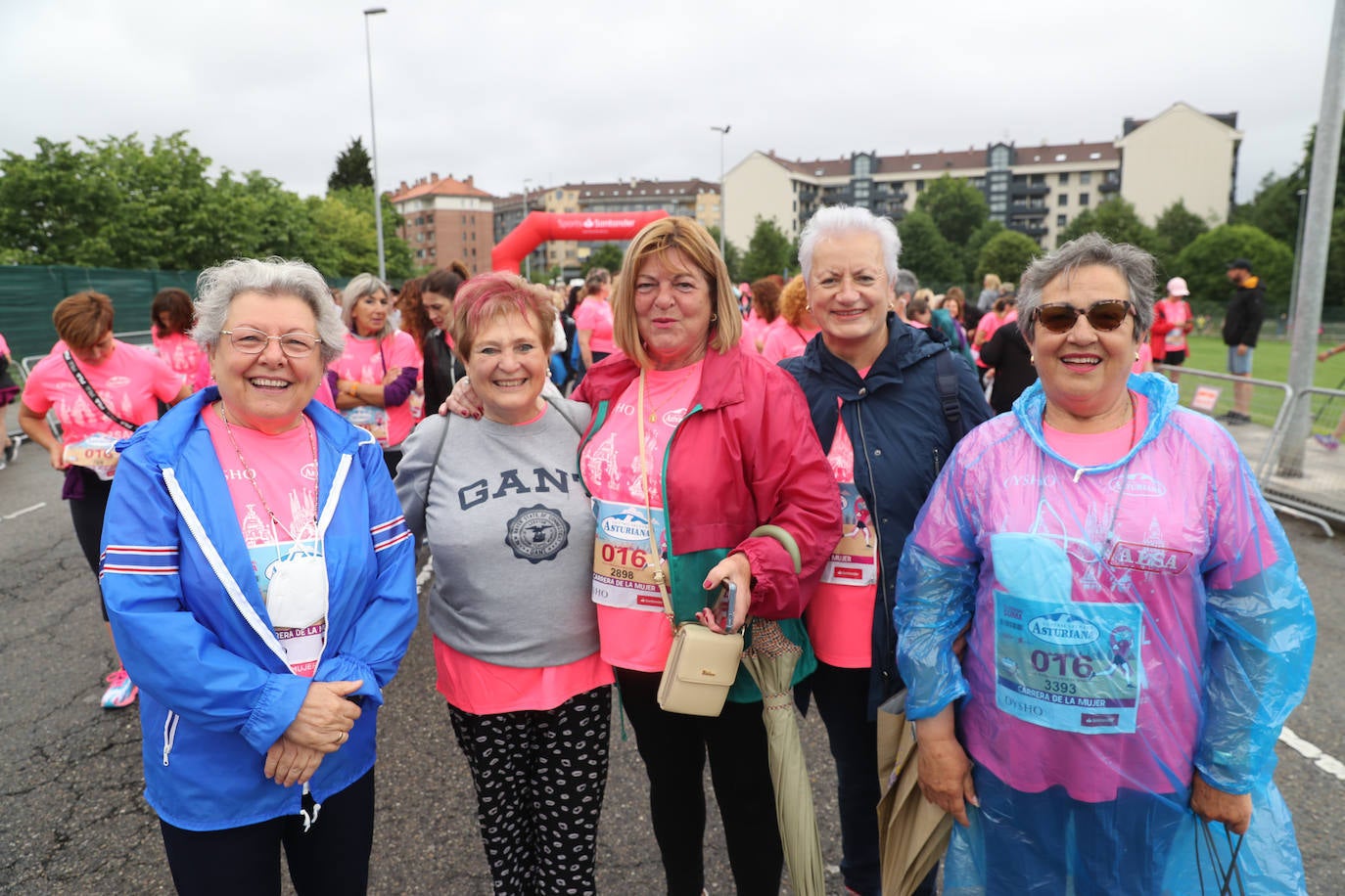 Una enorme marea rosa compuesta por unas 4.500 personas ha inundado este domingo Gijón. La Carrera de la Mujer, organizada por Central Lechera Asturiana, ha regresado a la ciudad en una jornada festiva, reivindicativa y solidaria. Las corredoras han completado los 5 kilómetros con salida en la Avenida Albert Einstein y meta en Las Mestas, y después se han sumado al festival de aeróbic y fitness de una hora. Justo antes de la salida se ha homenajeado a la alpinista local Rosa Fernández por ser un gran ejemplo para todas las deportistas asturianas. La vencedora ha sido Irene Rivero Miras, del AD Gijón Atletismo, que ha completado la prueba en 21'06. Algunas han ido corriendo y otras caminando, pero todas tenían algo en común: las luchas sociales. 