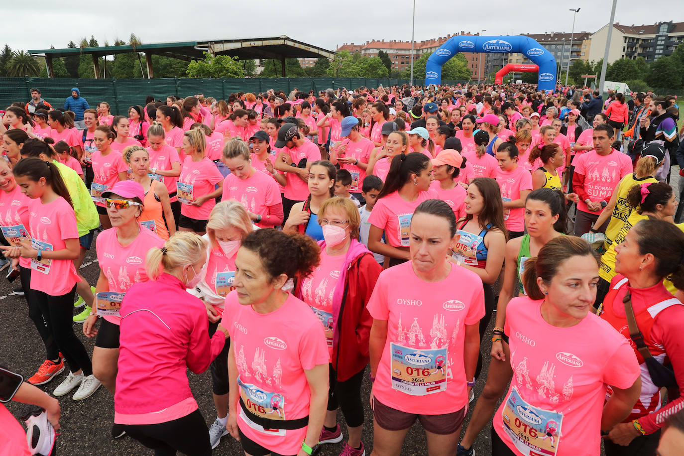 Una enorme marea rosa compuesta por unas 4.500 personas ha inundado este domingo Gijón. La Carrera de la Mujer, organizada por Central Lechera Asturiana, ha regresado a la ciudad en una jornada festiva, reivindicativa y solidaria. Las corredoras han completado los 5 kilómetros con salida en la Avenida Albert Einstein y meta en Las Mestas, y después se han sumado al festival de aeróbic y fitness de una hora. Justo antes de la salida se ha homenajeado a la alpinista local Rosa Fernández por ser un gran ejemplo para todas las deportistas asturianas. La vencedora ha sido Irene Rivero Miras, del AD Gijón Atletismo, que ha completado la prueba en 21'06. Algunas han ido corriendo y otras caminando, pero todas tenían algo en común: las luchas sociales. 