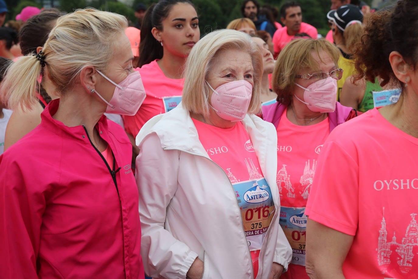 Una enorme marea rosa compuesta por unas 4.500 personas ha inundado este domingo Gijón. La Carrera de la Mujer, organizada por Central Lechera Asturiana, ha regresado a la ciudad en una jornada festiva, reivindicativa y solidaria. Las corredoras han completado los 5 kilómetros con salida en la Avenida Albert Einstein y meta en Las Mestas, y después se han sumado al festival de aeróbic y fitness de una hora. Justo antes de la salida se ha homenajeado a la alpinista local Rosa Fernández por ser un gran ejemplo para todas las deportistas asturianas. La vencedora ha sido Irene Rivero Miras, del AD Gijón Atletismo, que ha completado la prueba en 21'06. Algunas han ido corriendo y otras caminando, pero todas tenían algo en común: las luchas sociales. 