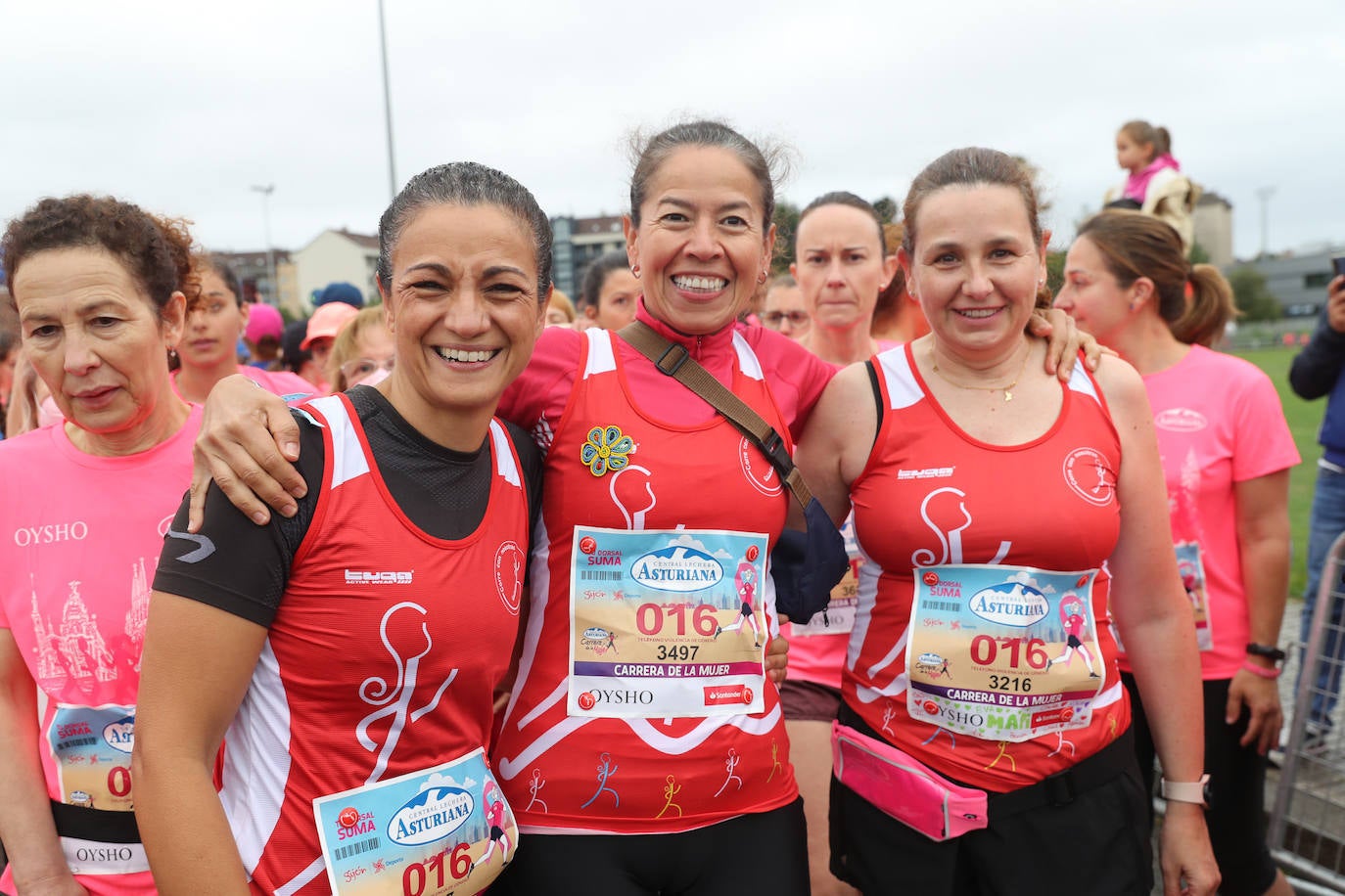 Una enorme marea rosa compuesta por unas 4.500 personas ha inundado este domingo Gijón. La Carrera de la Mujer, organizada por Central Lechera Asturiana, ha regresado a la ciudad en una jornada festiva, reivindicativa y solidaria. Las corredoras han completado los 5 kilómetros con salida en la Avenida Albert Einstein y meta en Las Mestas, y después se han sumado al festival de aeróbic y fitness de una hora. Justo antes de la salida se ha homenajeado a la alpinista local Rosa Fernández por ser un gran ejemplo para todas las deportistas asturianas. La vencedora ha sido Irene Rivero Miras, del AD Gijón Atletismo, que ha completado la prueba en 21'06. Algunas han ido corriendo y otras caminando, pero todas tenían algo en común: las luchas sociales. 