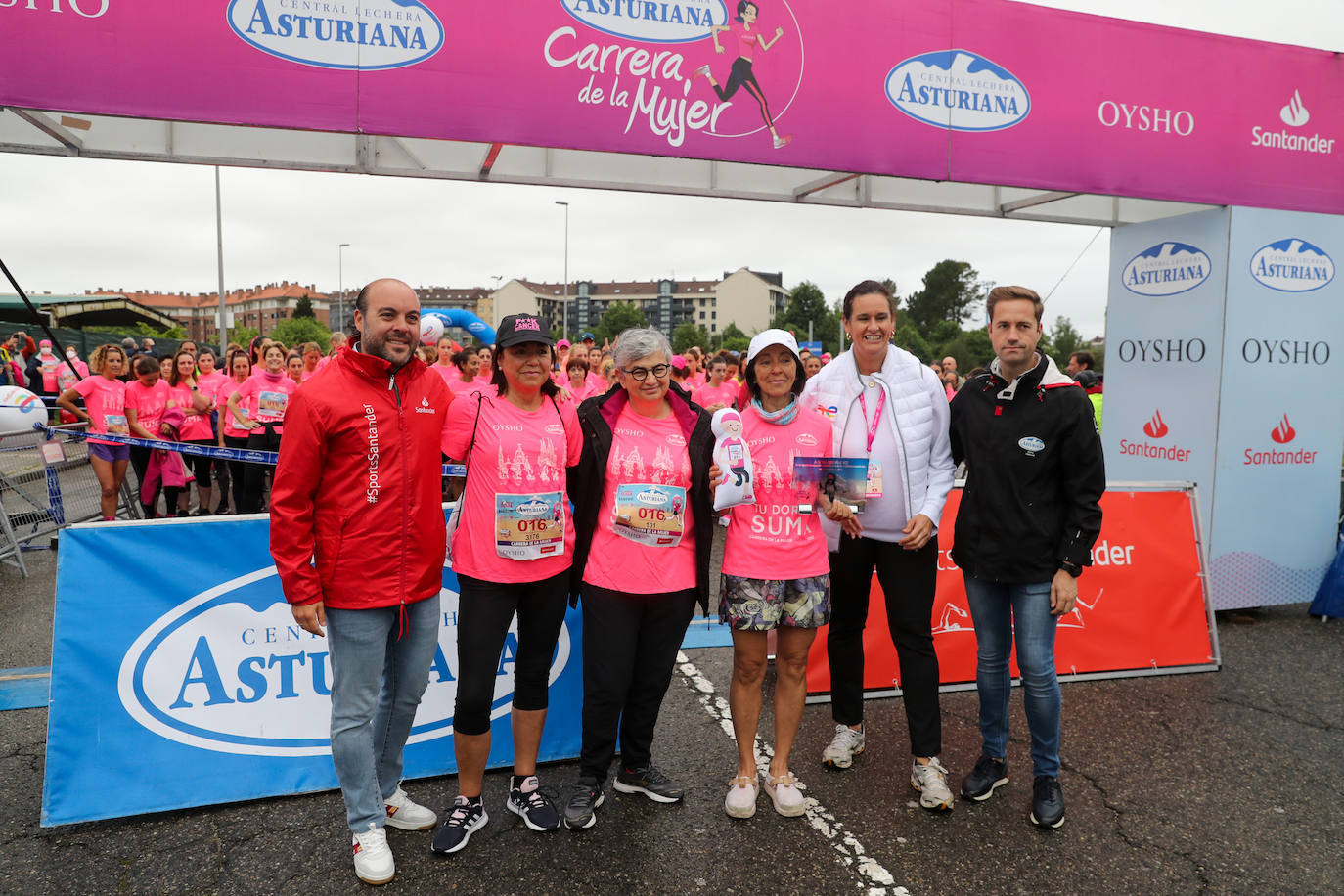 Una enorme marea rosa compuesta por unas 4.500 personas ha inundado este domingo Gijón. La Carrera de la Mujer, organizada por Central Lechera Asturiana, ha regresado a la ciudad en una jornada festiva, reivindicativa y solidaria. Las corredoras han completado los 5 kilómetros con salida en la Avenida Albert Einstein y meta en Las Mestas, y después se han sumado al festival de aeróbic y fitness de una hora. Justo antes de la salida se ha homenajeado a la alpinista local Rosa Fernández por ser un gran ejemplo para todas las deportistas asturianas. La vencedora ha sido Irene Rivero Miras, del AD Gijón Atletismo, que ha completado la prueba en 21'06. Algunas han ido corriendo y otras caminando, pero todas tenían algo en común: las luchas sociales. 