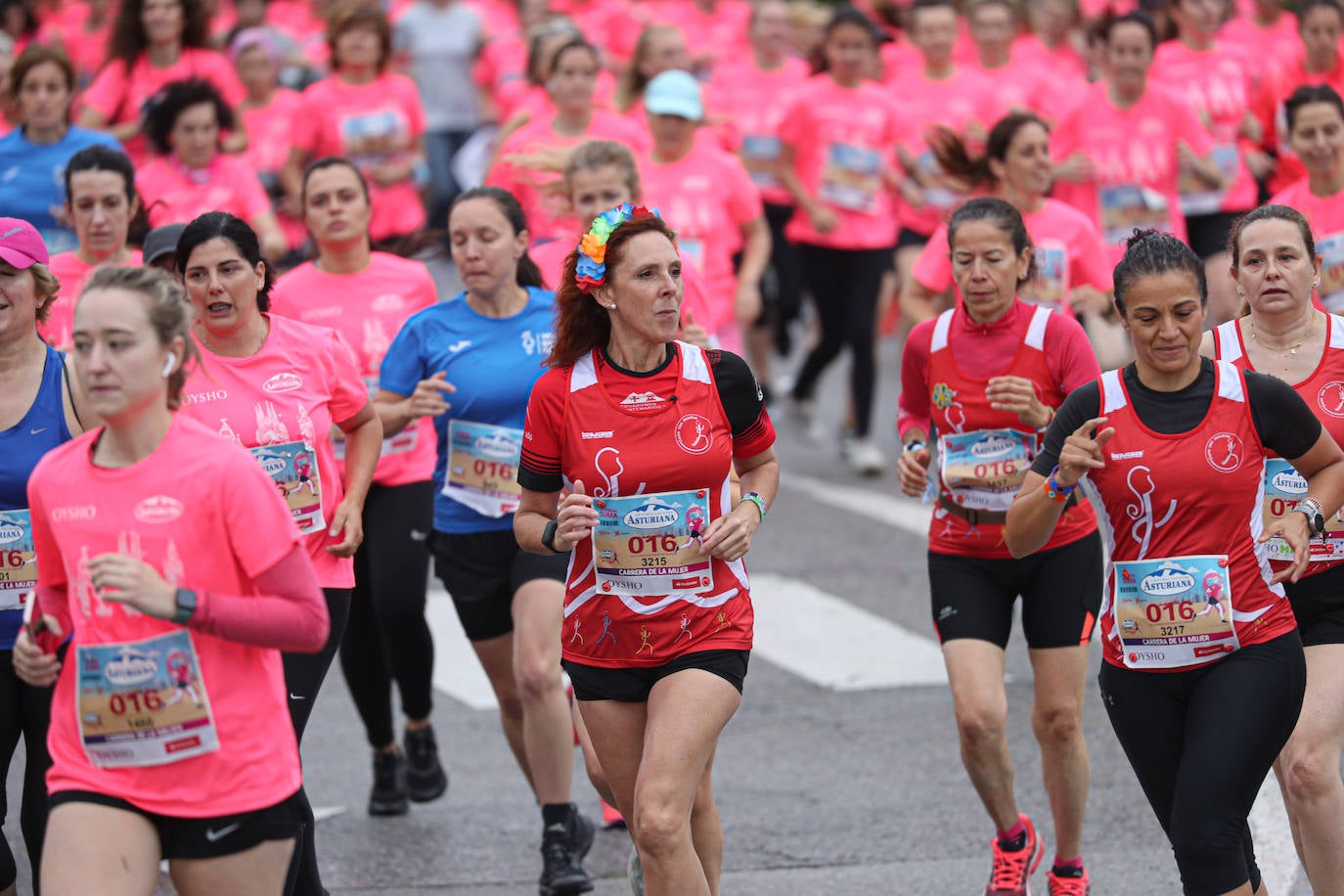 Una enorme marea rosa compuesta por unas 4.500 personas ha inundado este domingo Gijón. La Carrera de la Mujer, organizada por Central Lechera Asturiana, ha regresado a la ciudad en una jornada festiva, reivindicativa y solidaria. Las corredoras han completado los 5 kilómetros con salida en la Avenida Albert Einstein y meta en Las Mestas, y después se han sumado al festival de aeróbic y fitness de una hora. Justo antes de la salida se ha homenajeado a la alpinista local Rosa Fernández por ser un gran ejemplo para todas las deportistas asturianas. La vencedora ha sido Irene Rivero Miras, del AD Gijón Atletismo, que ha completado la prueba en 21'06. Algunas han ido corriendo y otras caminando, pero todas tenían algo en común: las luchas sociales. 