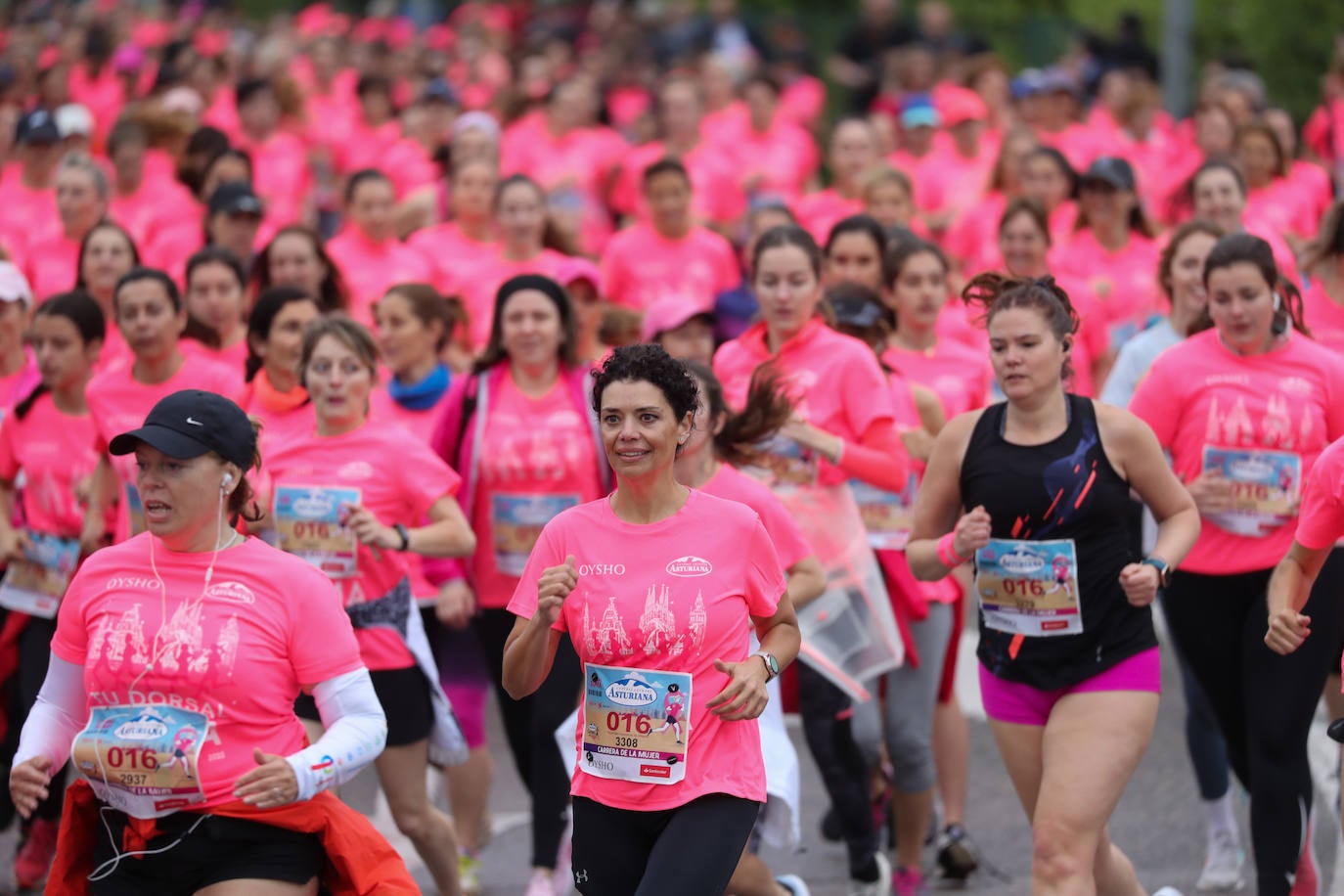 Una enorme marea rosa compuesta por unas 4.500 personas ha inundado este domingo Gijón. La Carrera de la Mujer, organizada por Central Lechera Asturiana, ha regresado a la ciudad en una jornada festiva, reivindicativa y solidaria. Las corredoras han completado los 5 kilómetros con salida en la Avenida Albert Einstein y meta en Las Mestas, y después se han sumado al festival de aeróbic y fitness de una hora. Justo antes de la salida se ha homenajeado a la alpinista local Rosa Fernández por ser un gran ejemplo para todas las deportistas asturianas. La vencedora ha sido Irene Rivero Miras, del AD Gijón Atletismo, que ha completado la prueba en 21'06. Algunas han ido corriendo y otras caminando, pero todas tenían algo en común: las luchas sociales. 